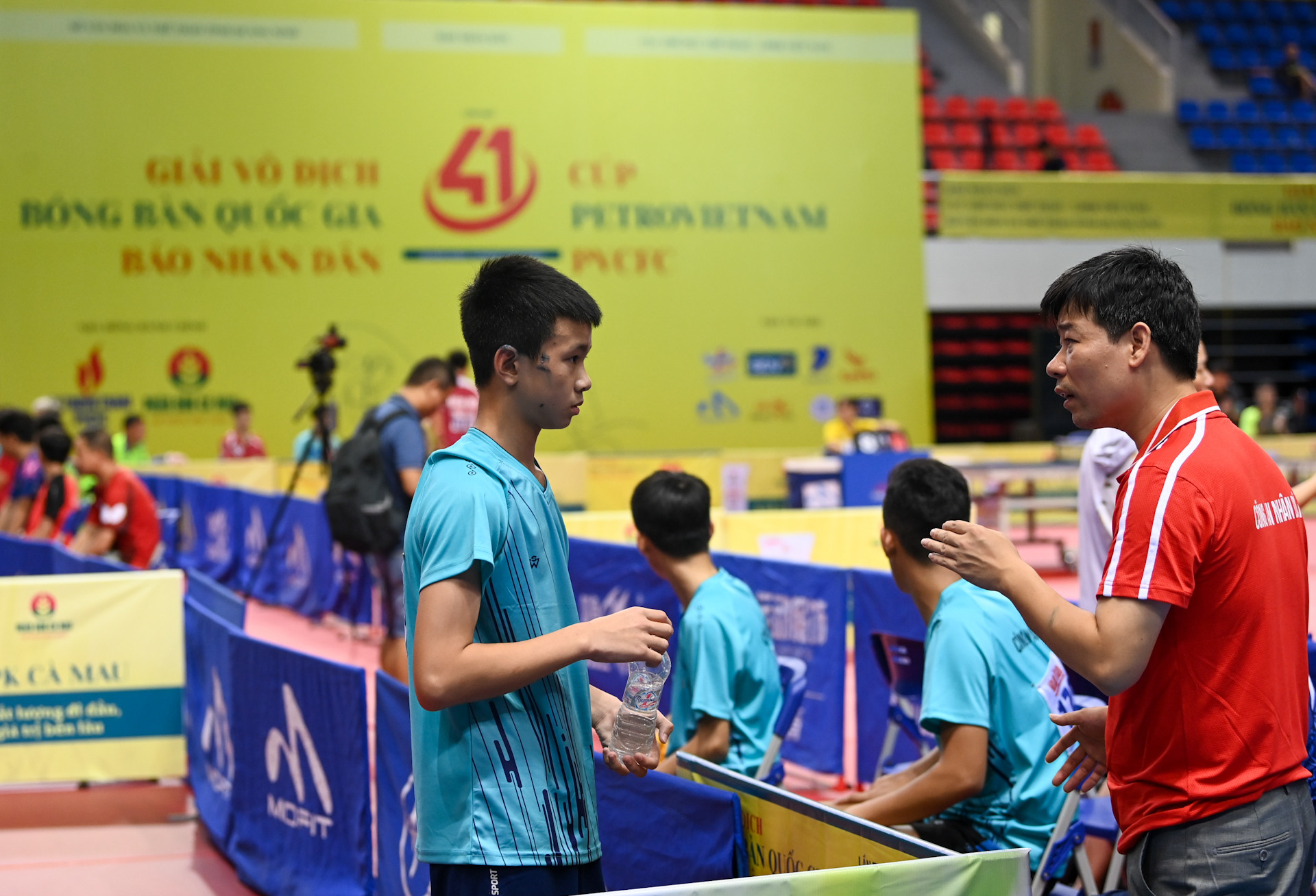 Võ Phùng Bảo An (Công an Nhân dân) dù mới 13 tuổi nhưng là một tay vợt cứng cáp của đội mình.