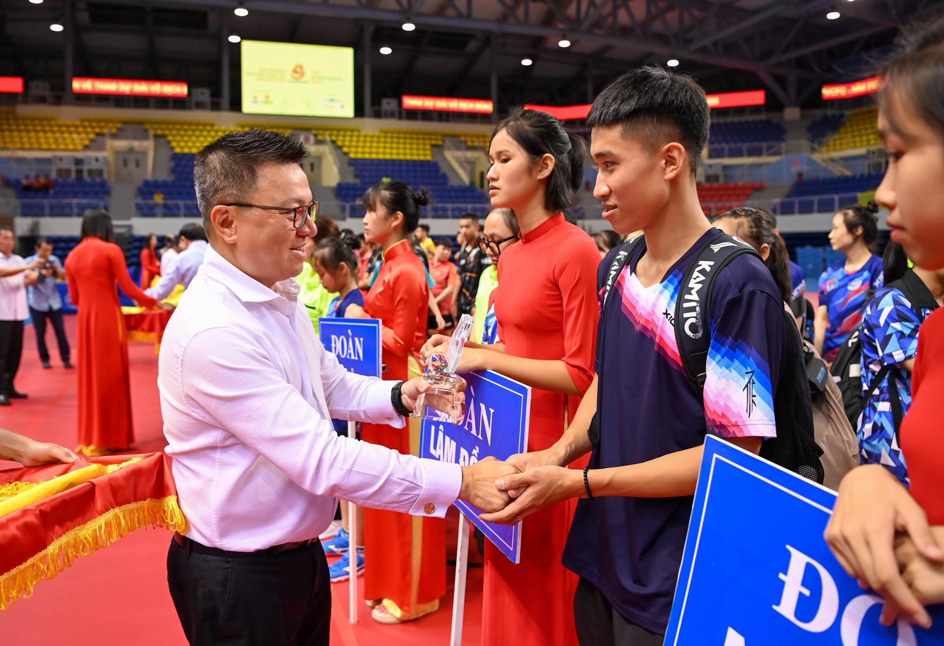 Tổng Biên tập Báo Nhân Dân Lê Quốc Minh, Trưởng ban Chỉ đạo giải trao tặng Kỷ niệm chương các đội tham dự.