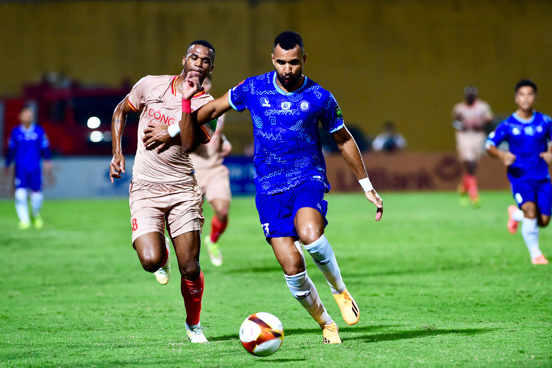 Phải tới phút 32, Khánh Hòa mới có cơ hội đầu tiên. Tuy nhiên, cú đánh đầu của Muacir không thể đánh bại thủ môn Sỹ Huy.