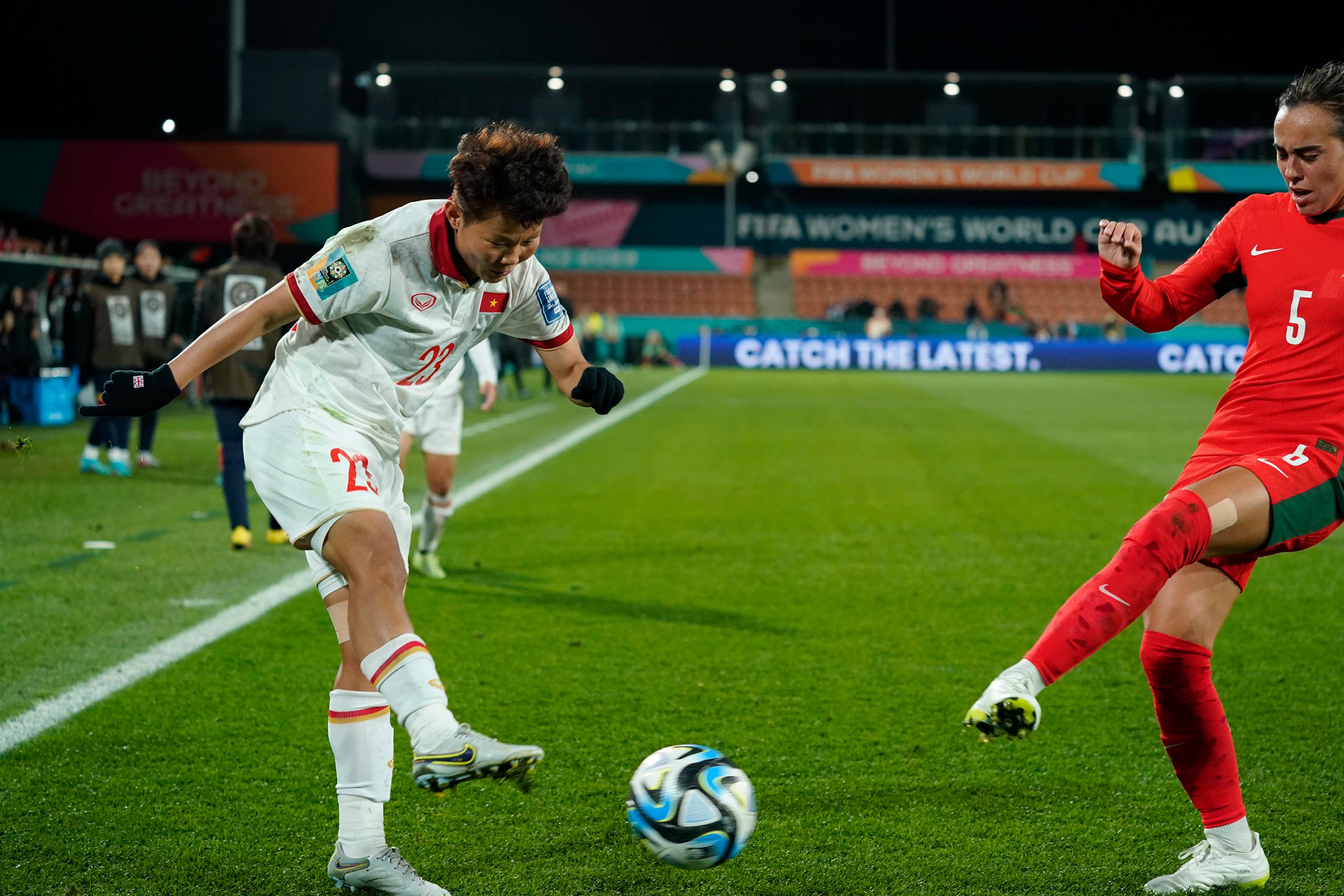 Bích Thùy xông xáo trên mặt trận tấn công.