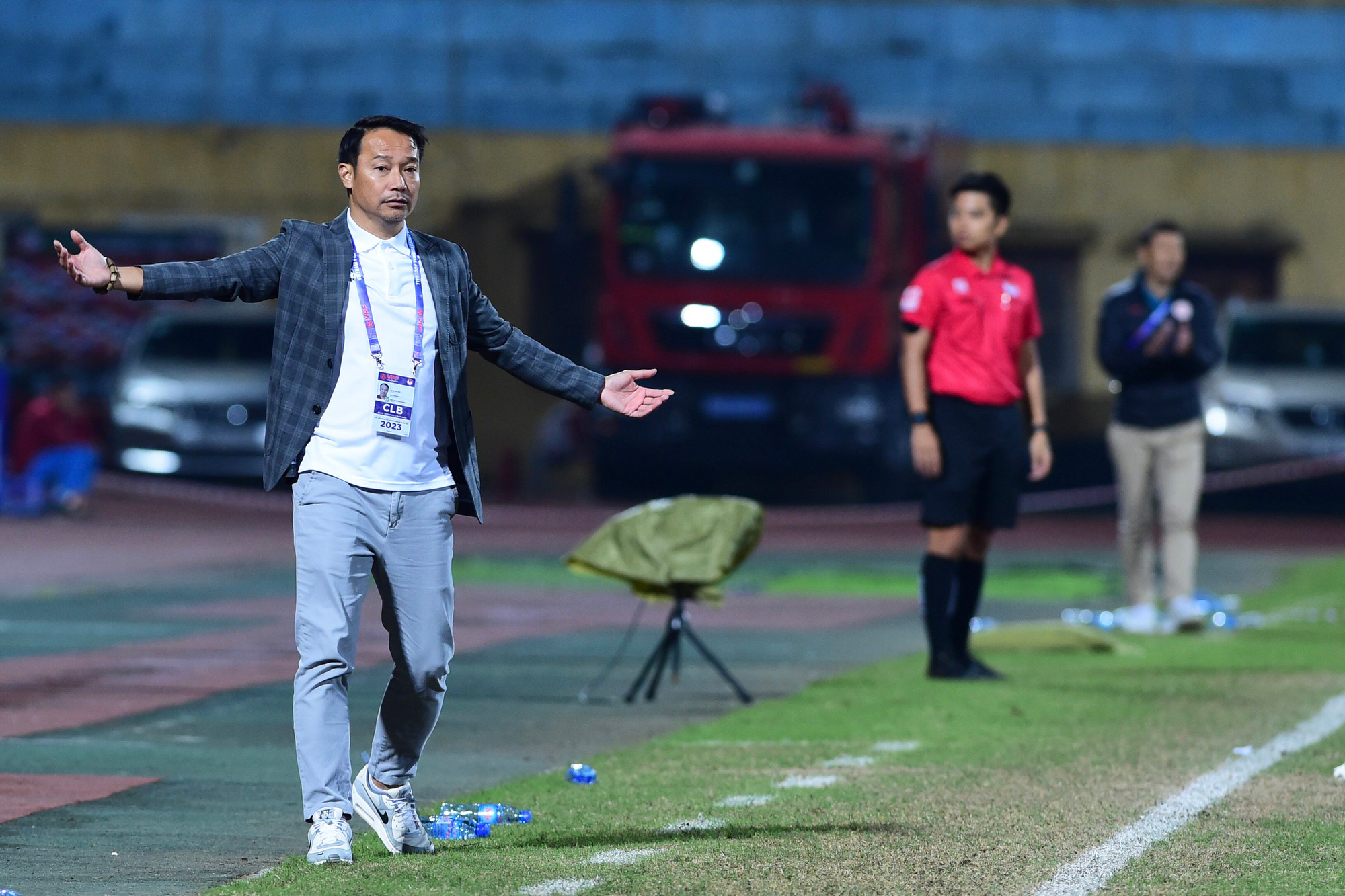 HLV Vũ Hồng Việt đưa ra chỉ đạo với các học trò Thép xanh Nam Định.