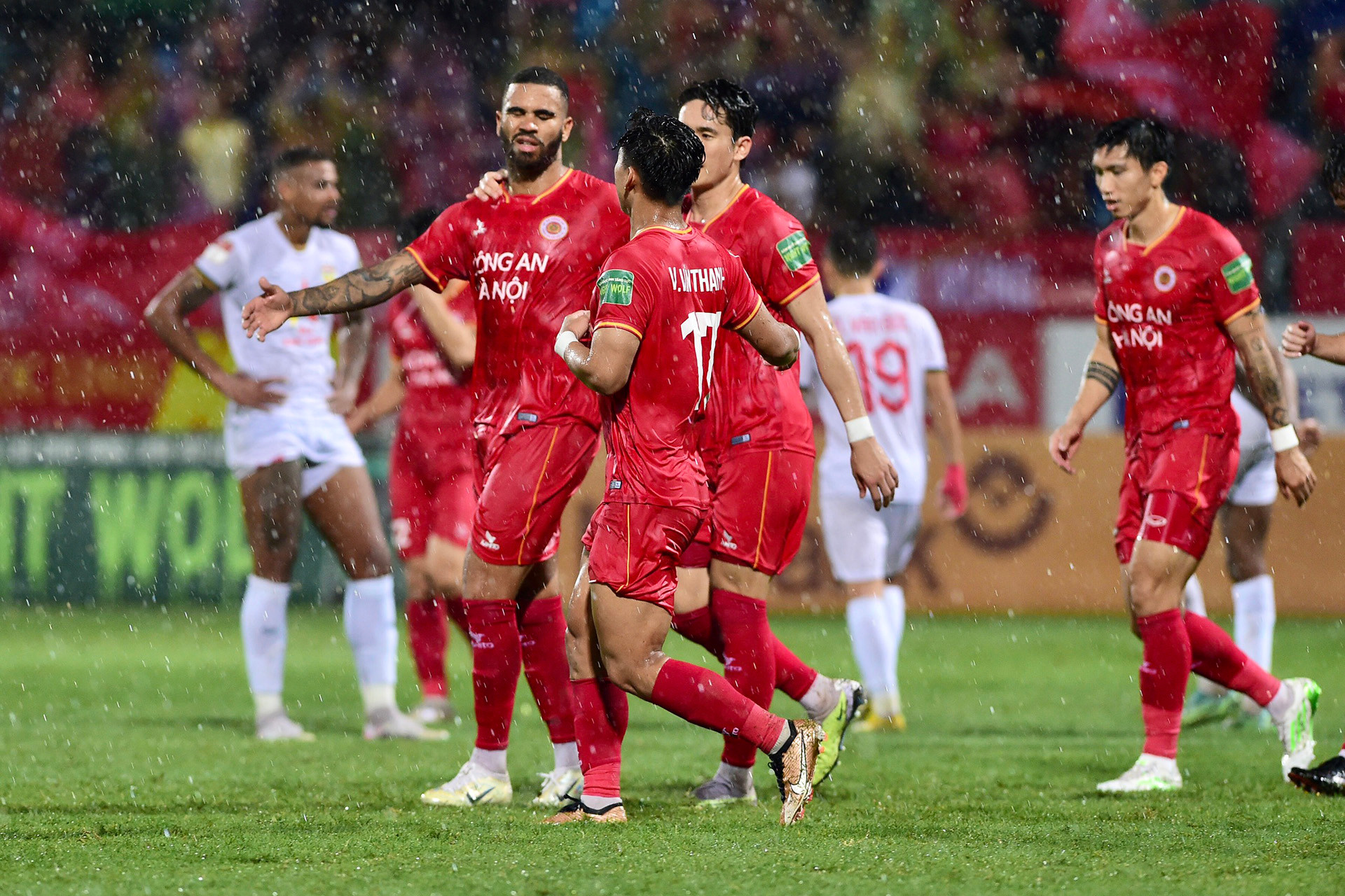 Các cầu thủ áo lính ăn mừng cùng ngoại binh John Cley.