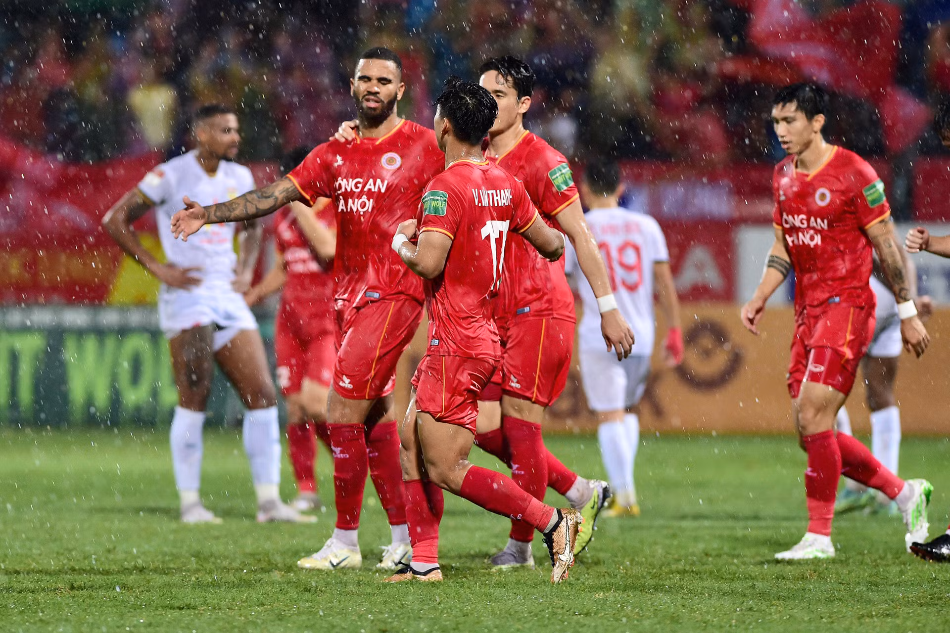 Các cầu thủ áo lính ăn mừng cùng ngoại binh John Cley.