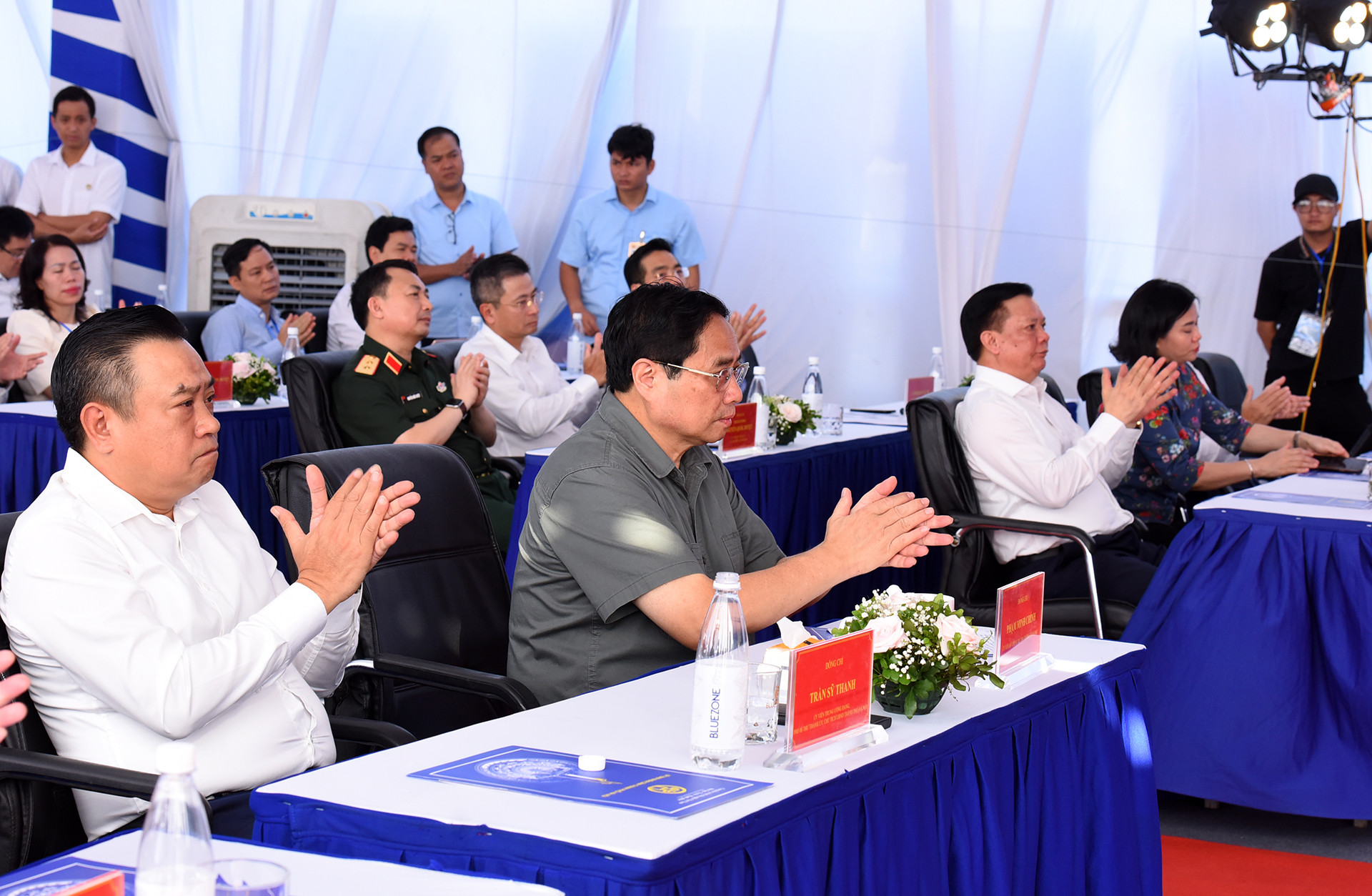 Thủ tướng Phạm Minh Chính và các đại biểu tham dự lễ khánh thành.