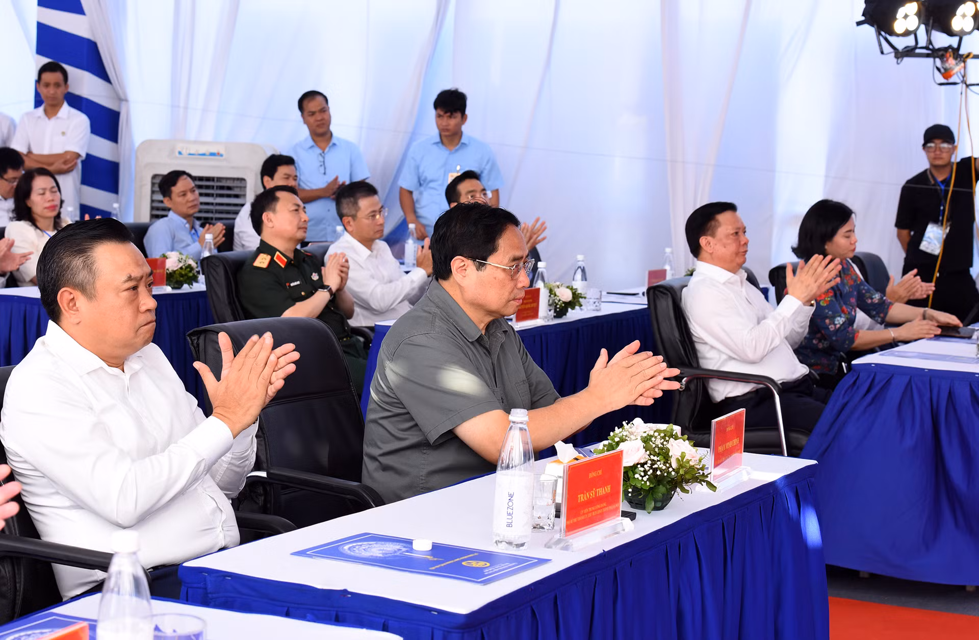 Thủ tướng Phạm Minh Chính và các đại biểu tham dự lễ khánh thành.