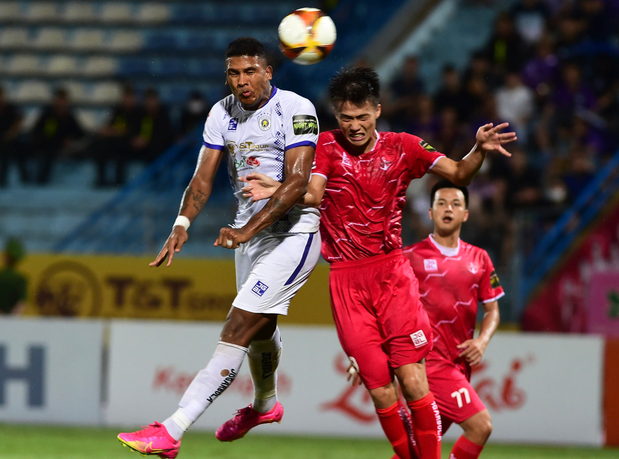 Phút 20, tỷ số được mở cho đội chủ nhà. Đó là tình huống tiền đạo Herlison Caion thoát xuống nhanh trước khi dứt điểm qua đầu thủ môn Đình Triệu.