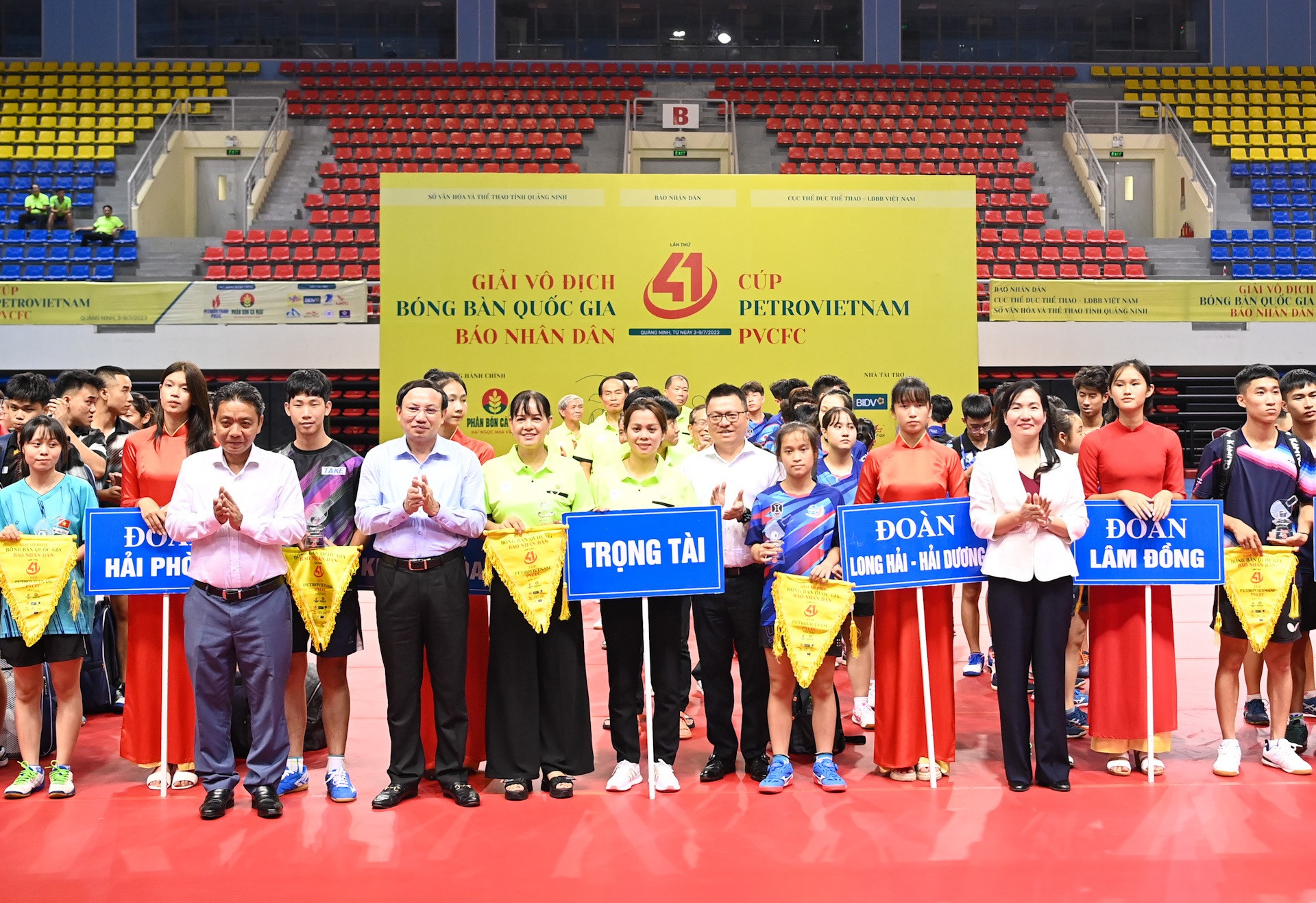 Các đại biểu chụp hình lưu niệm cùng đoàn trọng tài và 20 đoàn tham dự thi đấu.