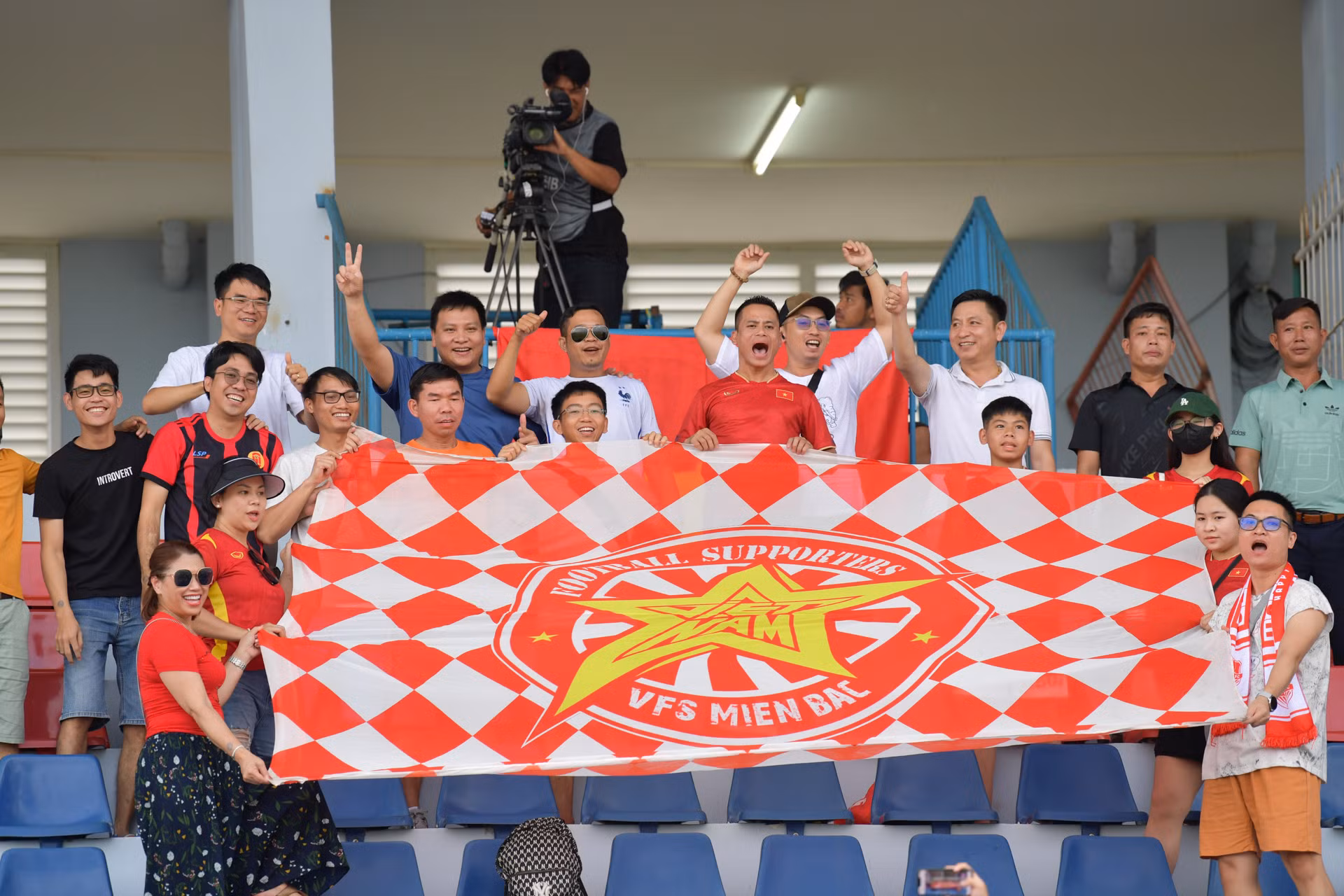 Những người hâm mộ nhiệt thành đến với sân vận động Rayong (Thái Lan).