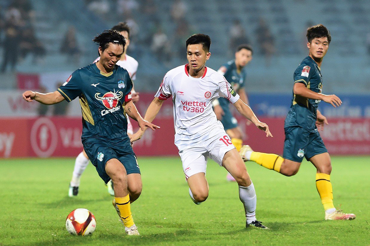 Quốc Việt vào thay người nhưng sớm tìm được bàn thắng để nâng tỷ số lên 3-1 cho Hoàng Anh Gia Lai.