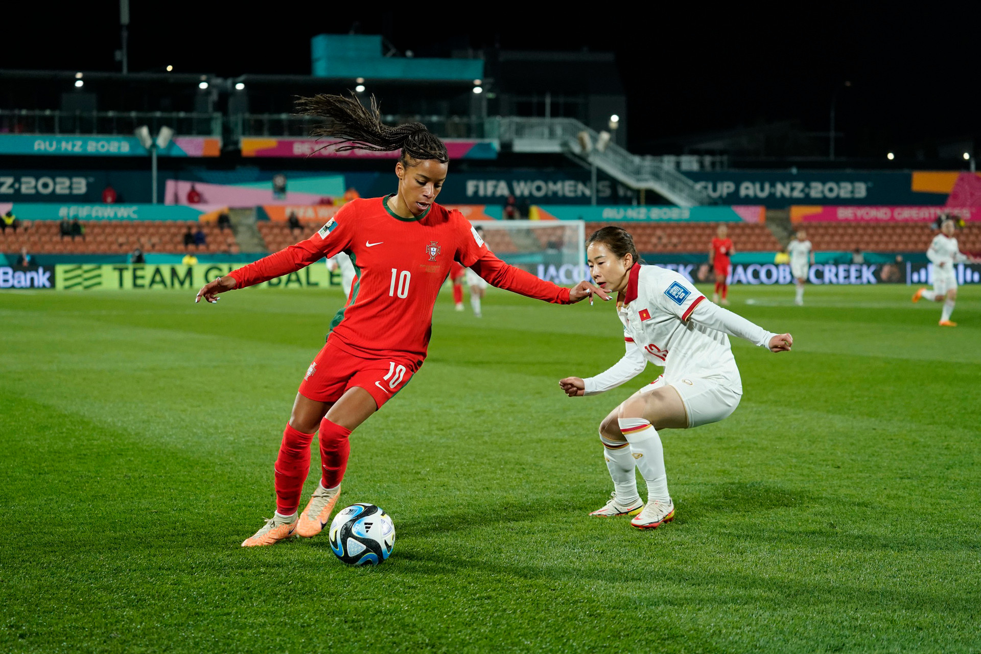 Trong ít phút đầu tiên, đội tuyển nữ Việt Nam gây bất ngờ khi có 2 tình huống khiến Bồ Đào Nha chuếnh choáng.