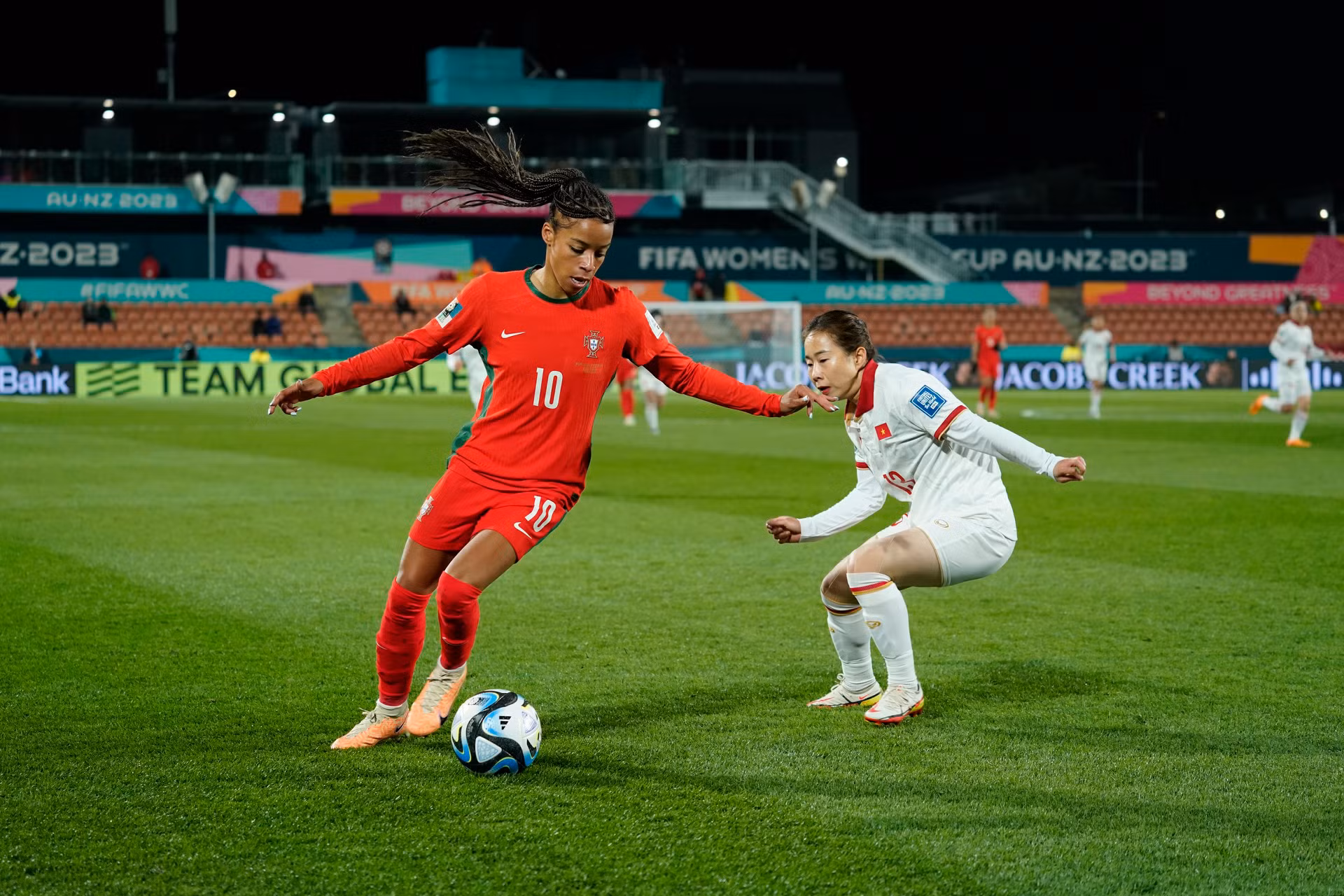 Trong ít phút đầu tiên, đội tuyển nữ Việt Nam gây bất ngờ khi có 2 tình huống khiến Bồ Đào Nha chuếnh choáng.