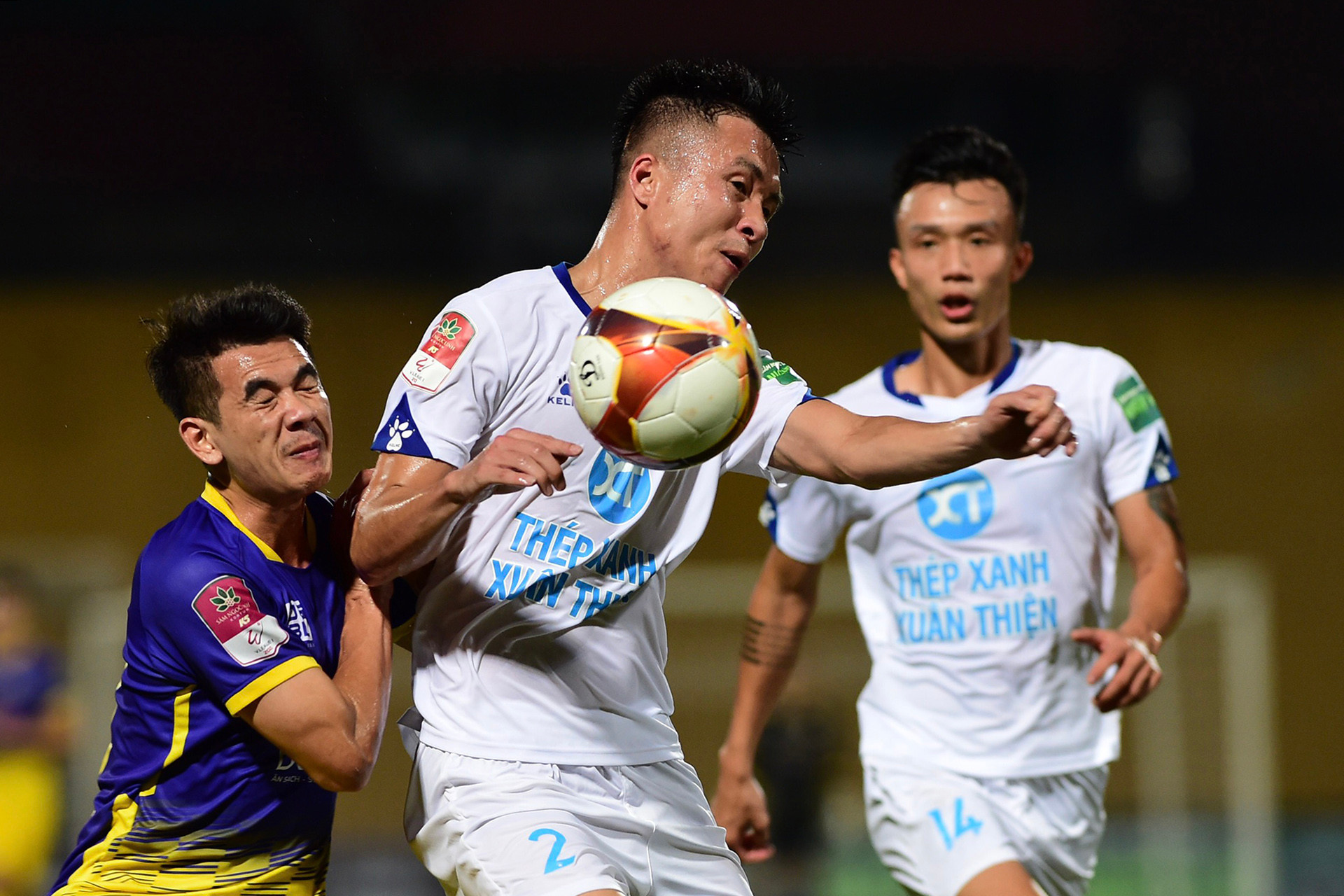 Hàng tiền vệ bị chia cắt thành nhiều mảnh nên Nam Định không có những pha kiến tạo đáng giá.