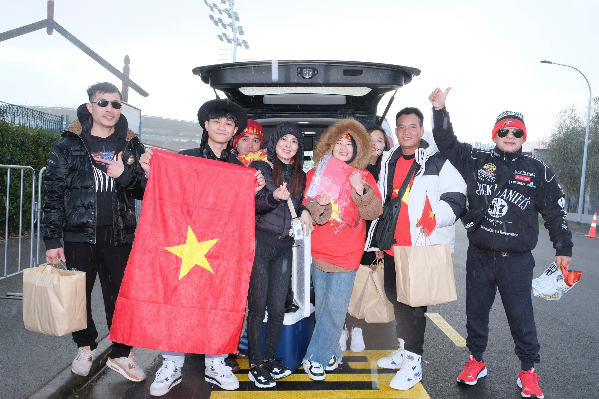 Đoàn của chị Thái quê ở Hà Nội, là những người đến sớm nhất từ Auckland. Họ chuẩn bị sẵn sàng Cờ Tổ quốc cho khoảng 20 người.