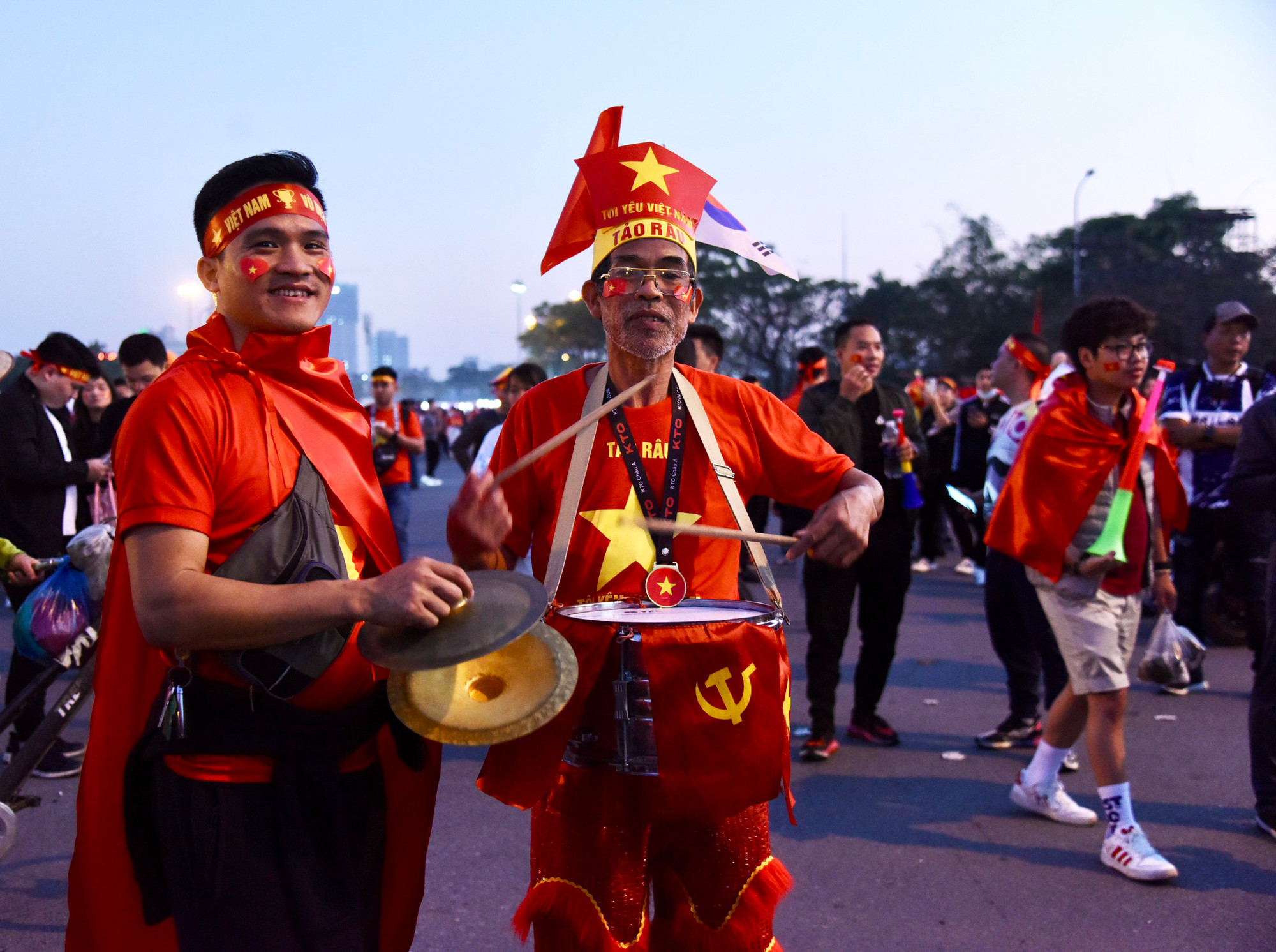 Không khí sôi động ngoài sân Mỹ Đình.