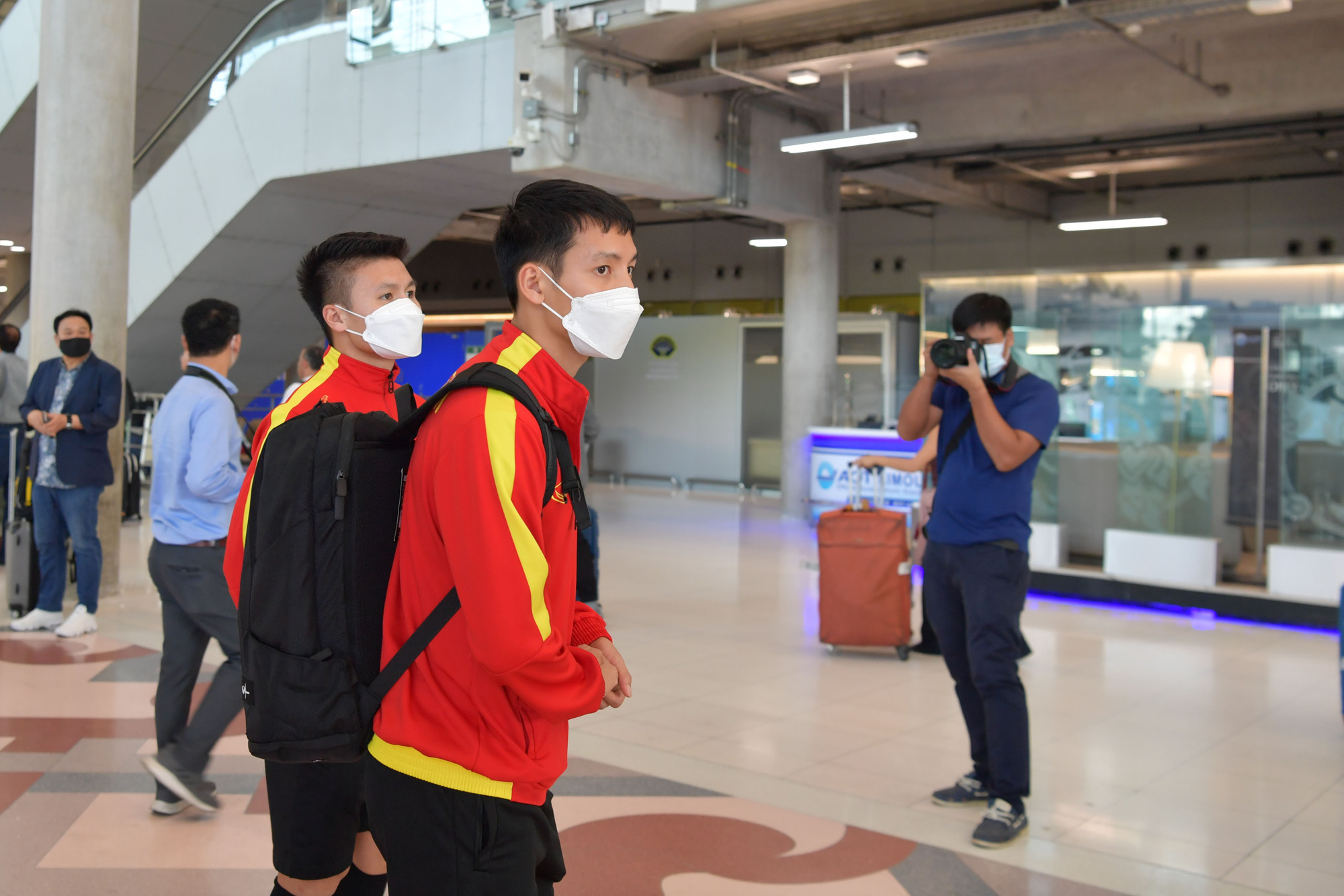 Tuyển thủ Quang Hải và đội trưởng Hùng Dũng là những người đầu tiên bước ra khỏi khu vực kiểm tra hải quan.