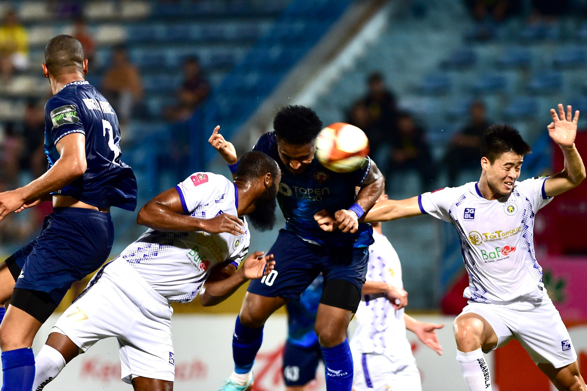 [Ảnh] Hà Nội rượt đuổi tỷ số cùng Bình Định ảnh 13