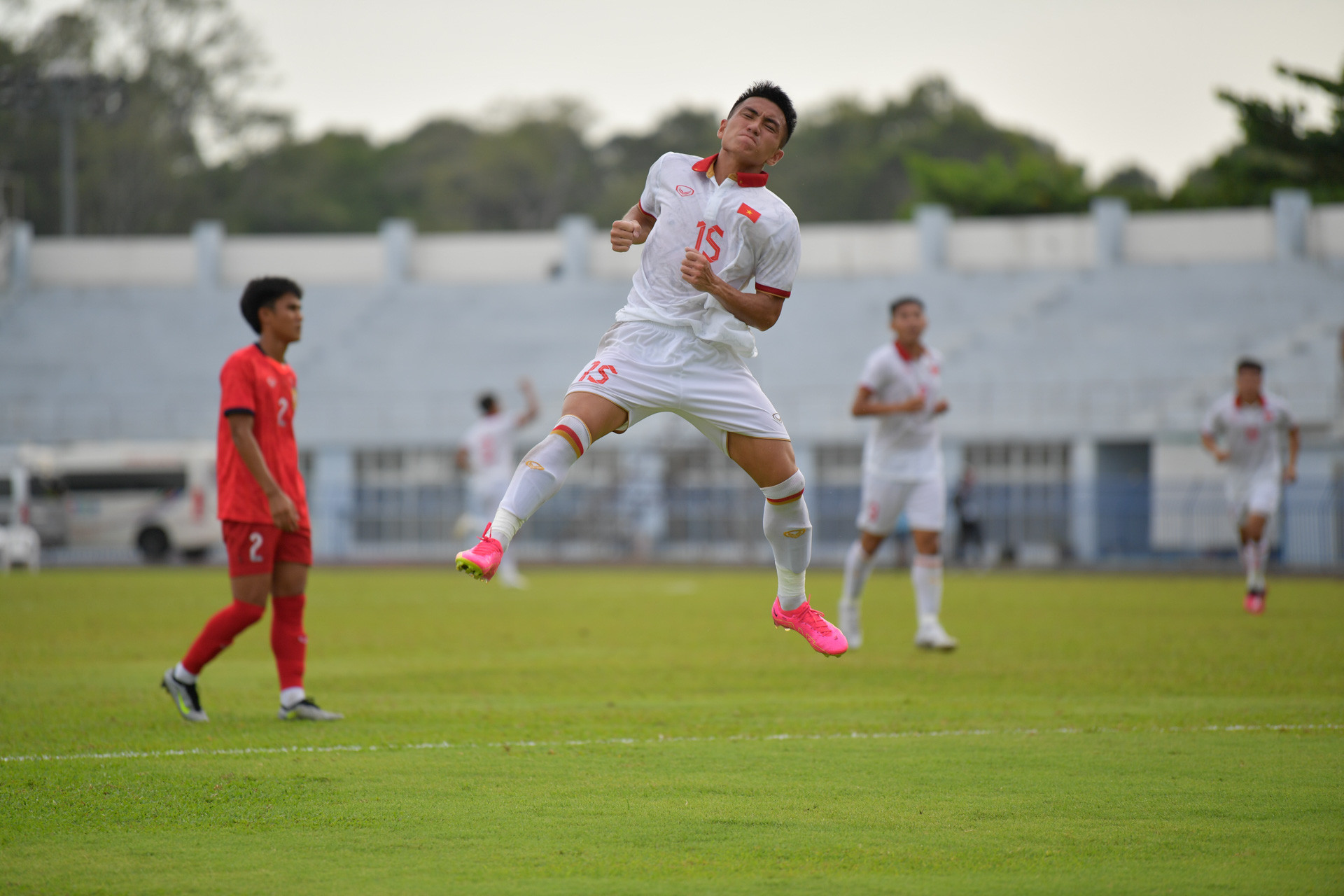 Khoảnh khắc ăn mừng đầy cảm xúc của Minh Quang khi giúp U23 Việt Nam trở lại vị thế dẫn trước.