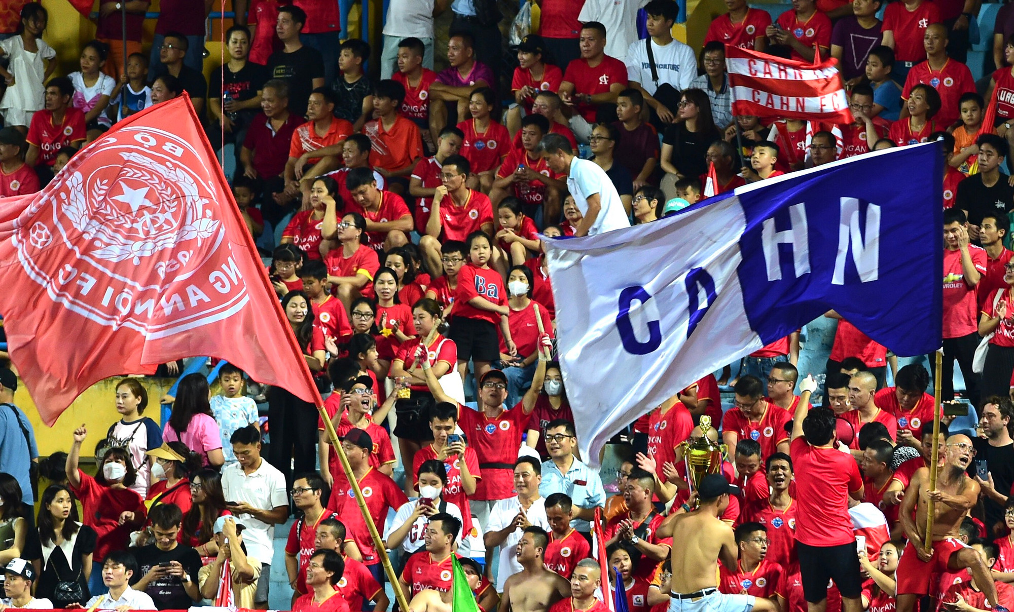 Niềm vui chiến thắng của người hâm mộ Công an Hà Nội.