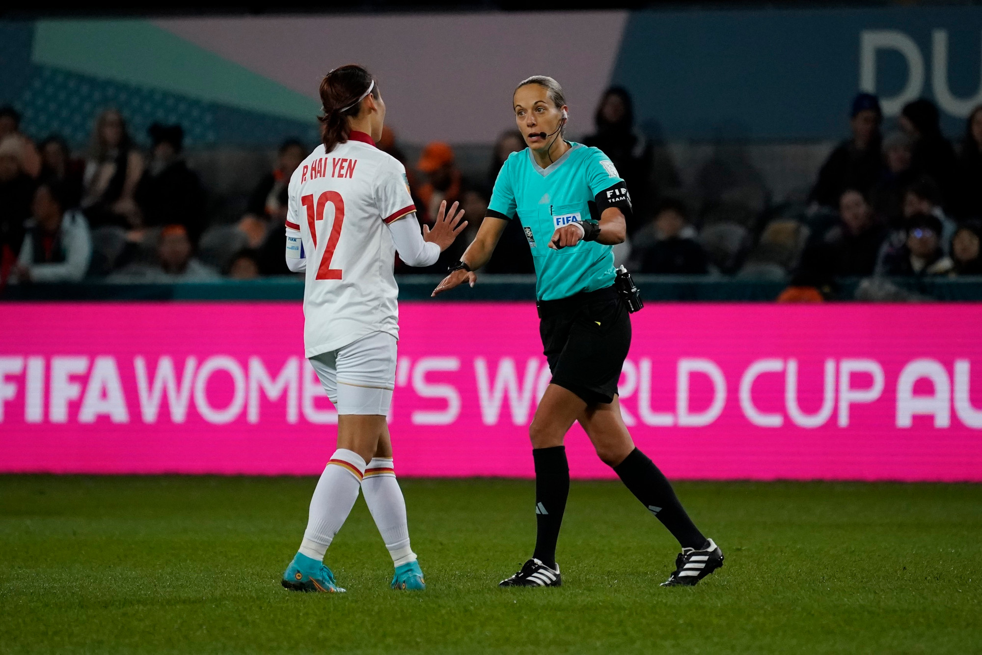 Trọng tài nhắc nhở Hải Yến. Trọng tài nhắc nhở Hải Yến.