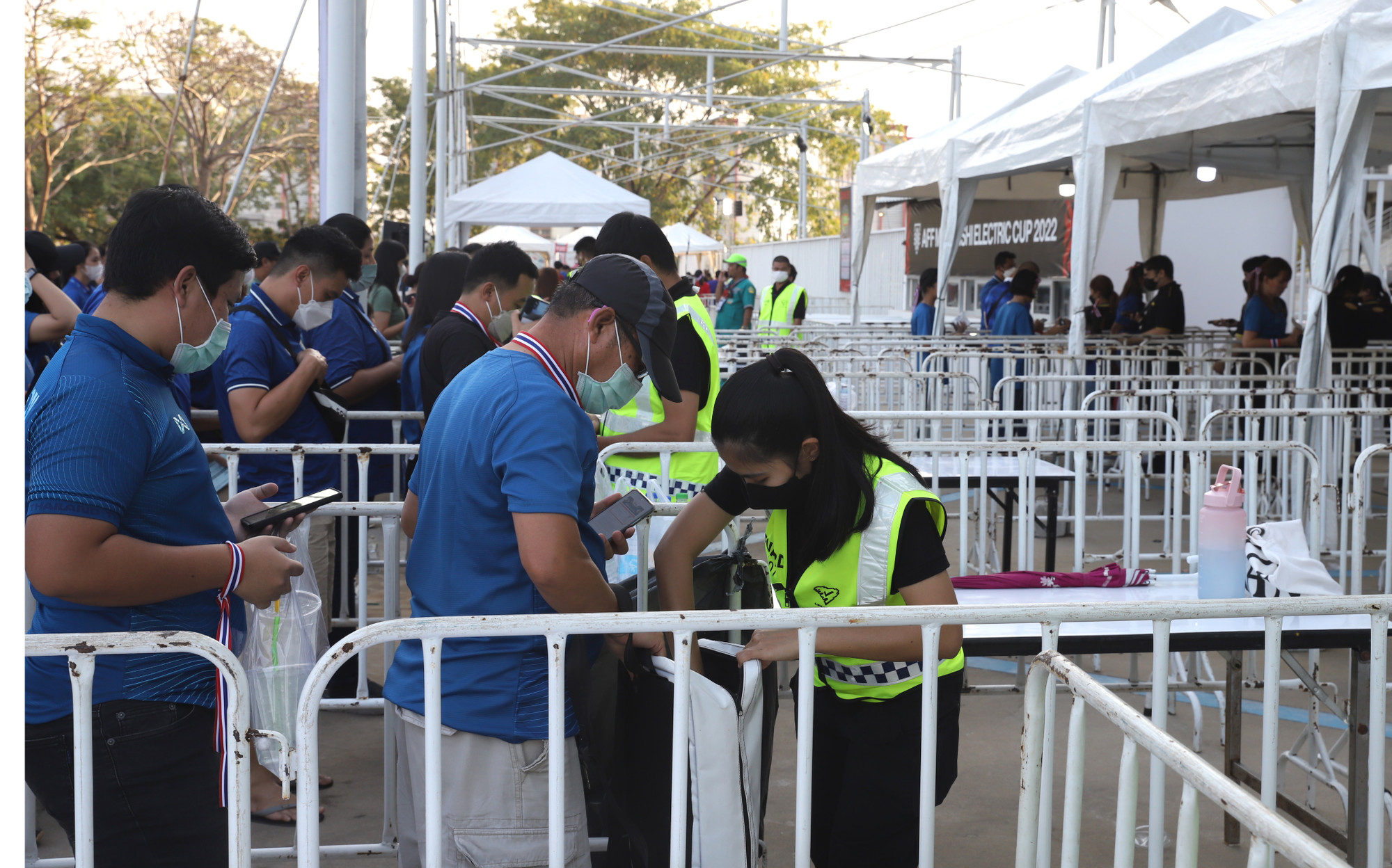 An ninh được thắt chặt trước trận đấu.