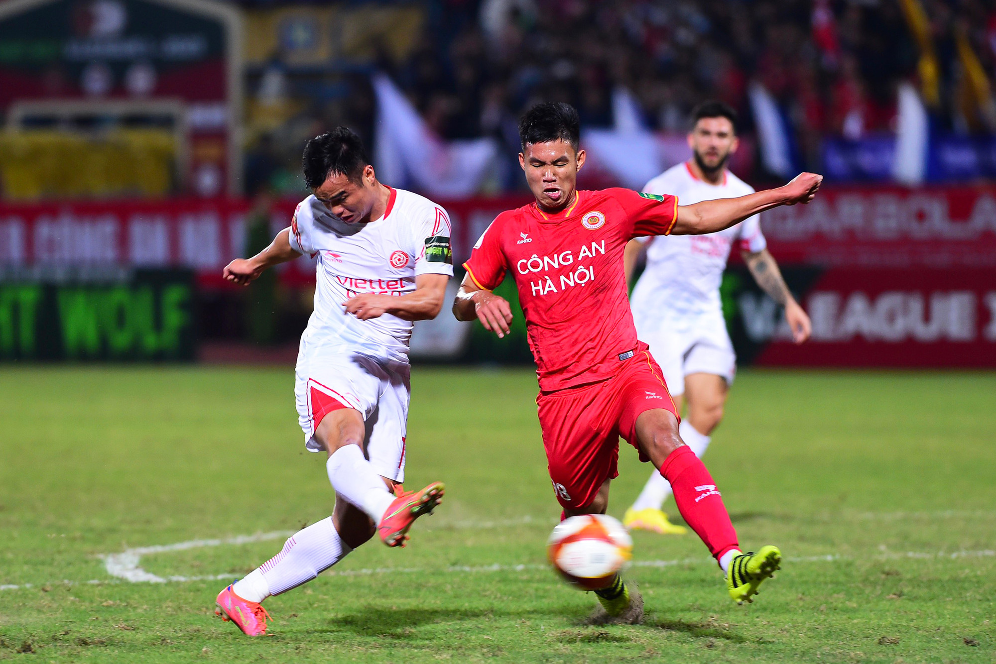 Dồn dập những cú dứt điểm hướng về khung thành Công an Hà Nội.