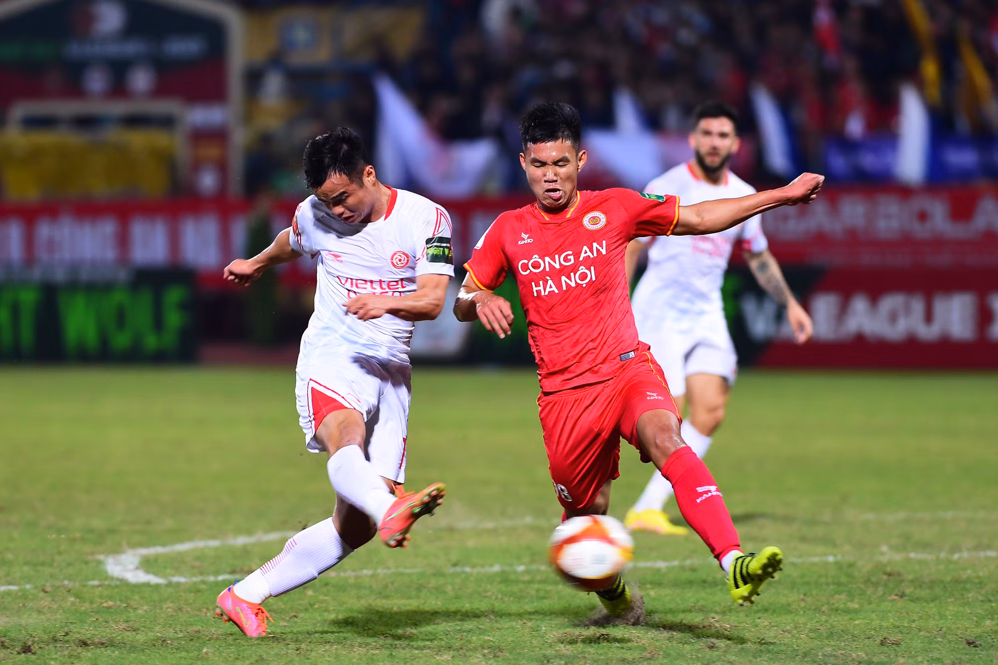 Dồn dập những cú dứt điểm hướng về khung thành Công an Hà Nội. Dồn dập những cú dứt điểm hướng về khung thành Công an Hà Nội.