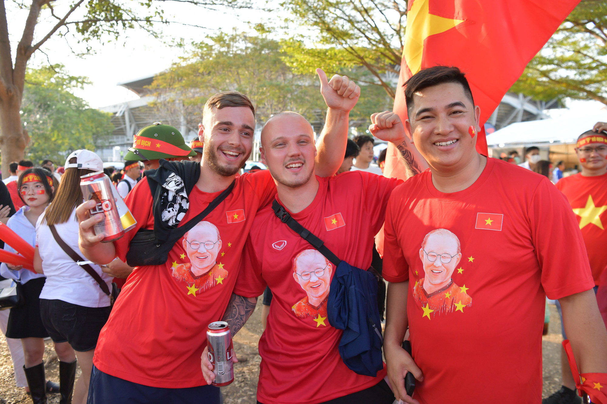 Hai khách du lịch người Anh cũng tham gia cổ vũ cho đội tuyển Việt Nam.