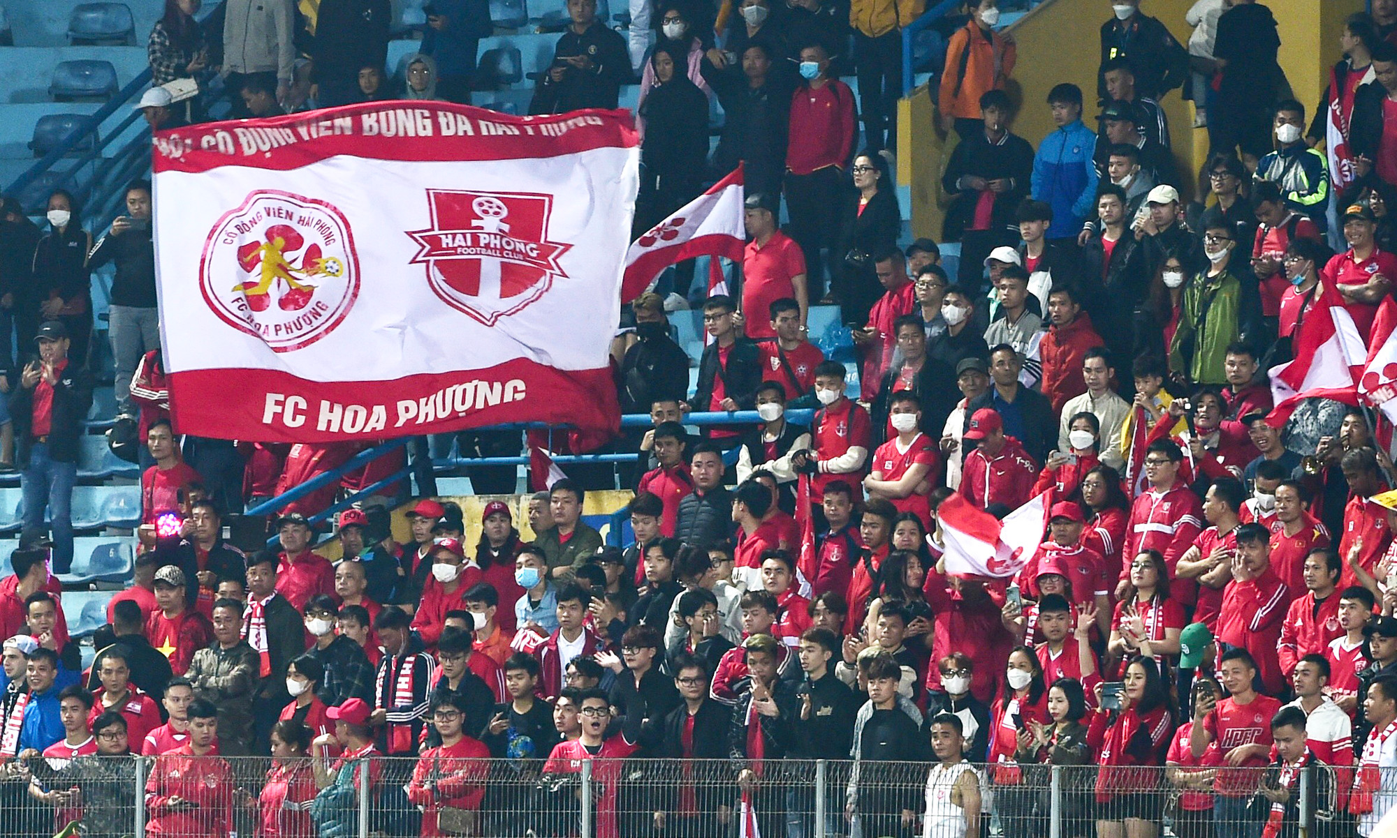 Cổ động viên Hải Phòng hài lòng với kết quả hòa 1-1 trên sân khách Hàng Đẫy.