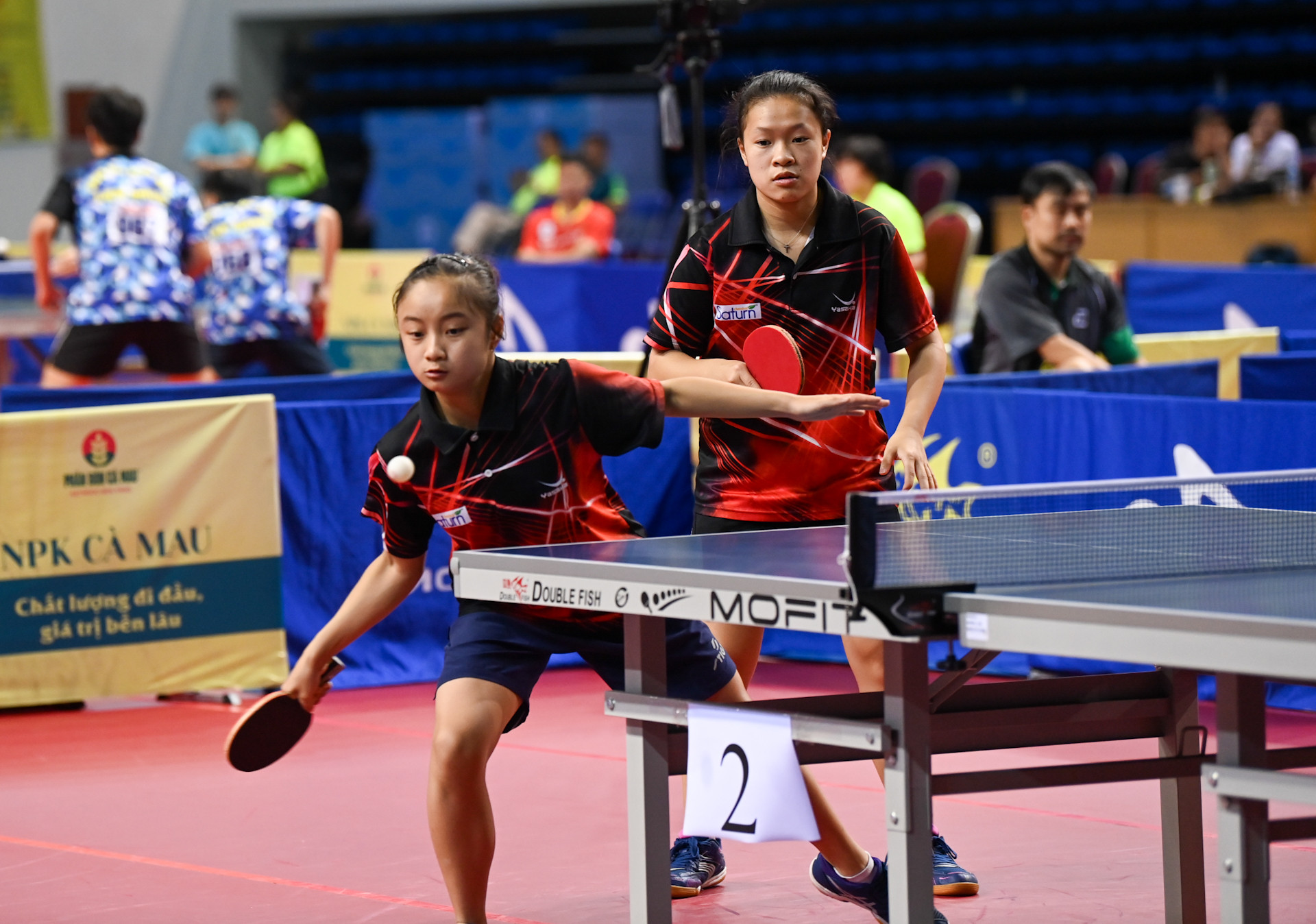 Ngô Phương Linh (Lâm Đồng) vững vàng thi đấu nội dung đôi nữ.