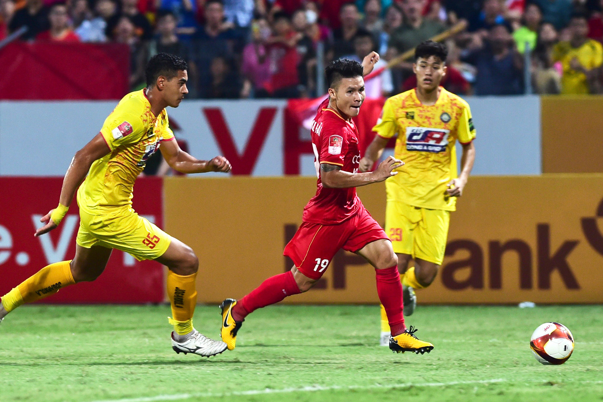 Quang Hải chịu sự đeo bám quyết liệt của đối phương.