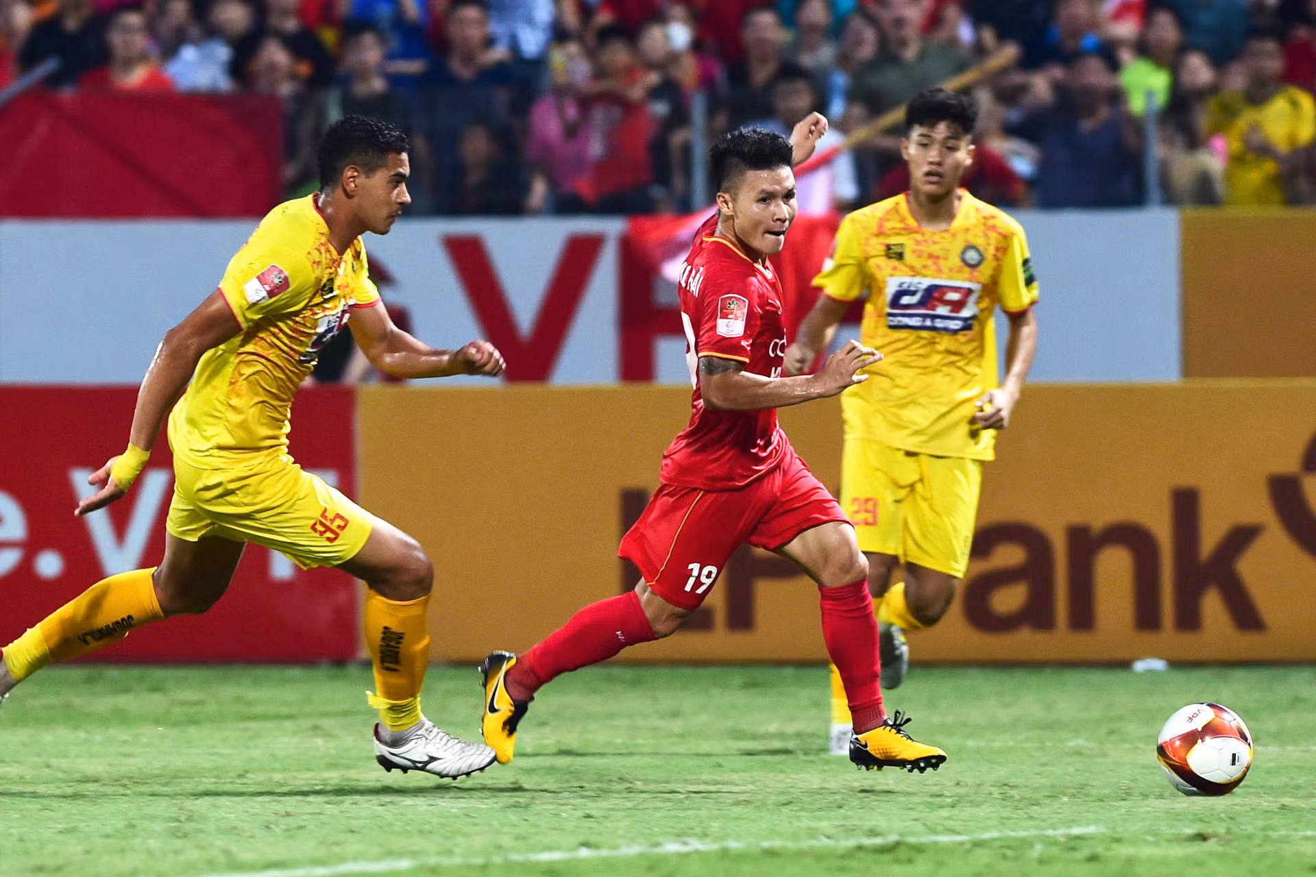 Quang Hải chịu sự đeo bám quyết liệt của đối phương.