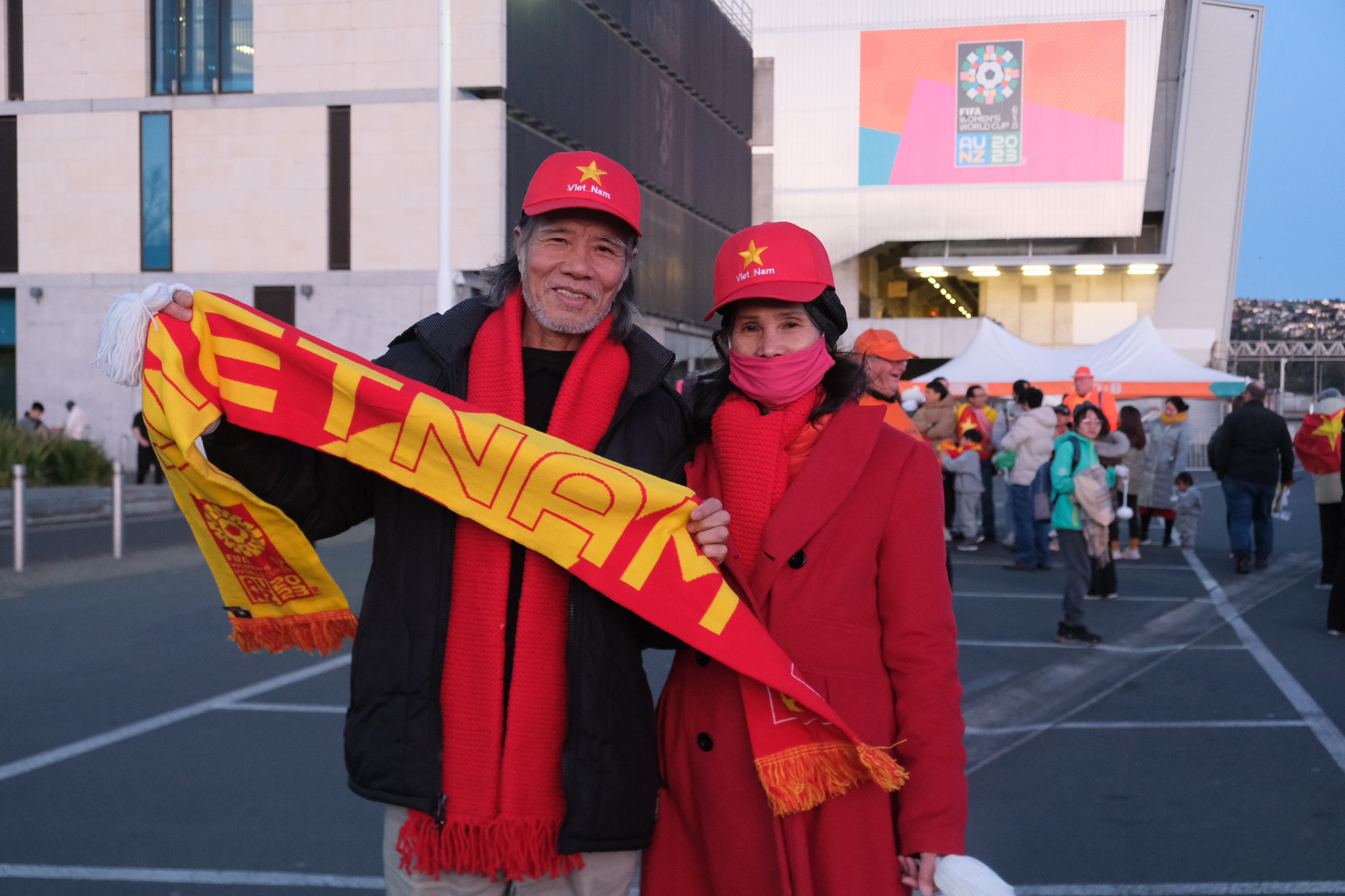 Một cặp vợ chồng người Việt xa xứ tới cổ vũ cho các cô gái Việt Nam.