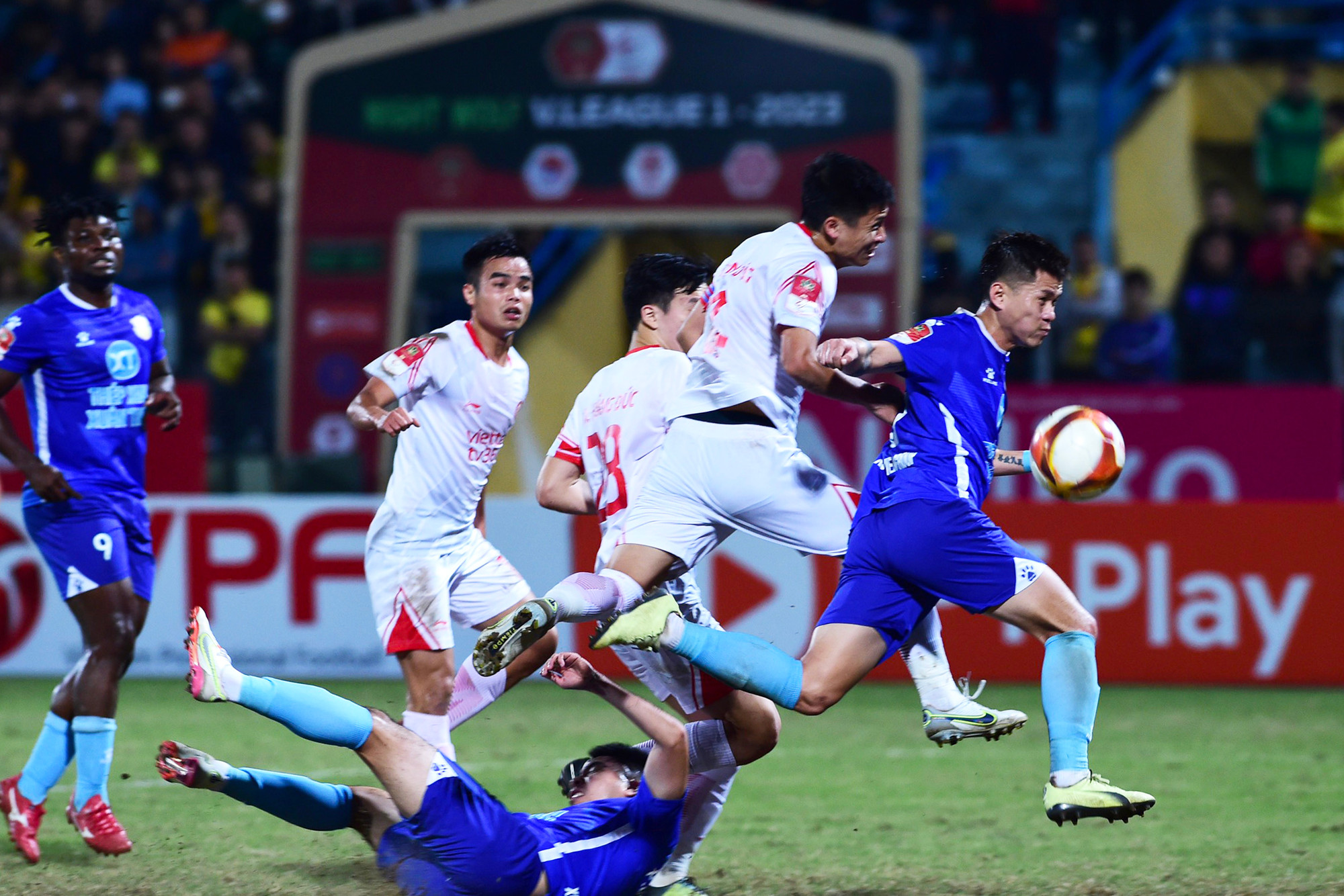 Các cầu thủ rất nỗ lực tìm kiếm bàn mở tỷ số.