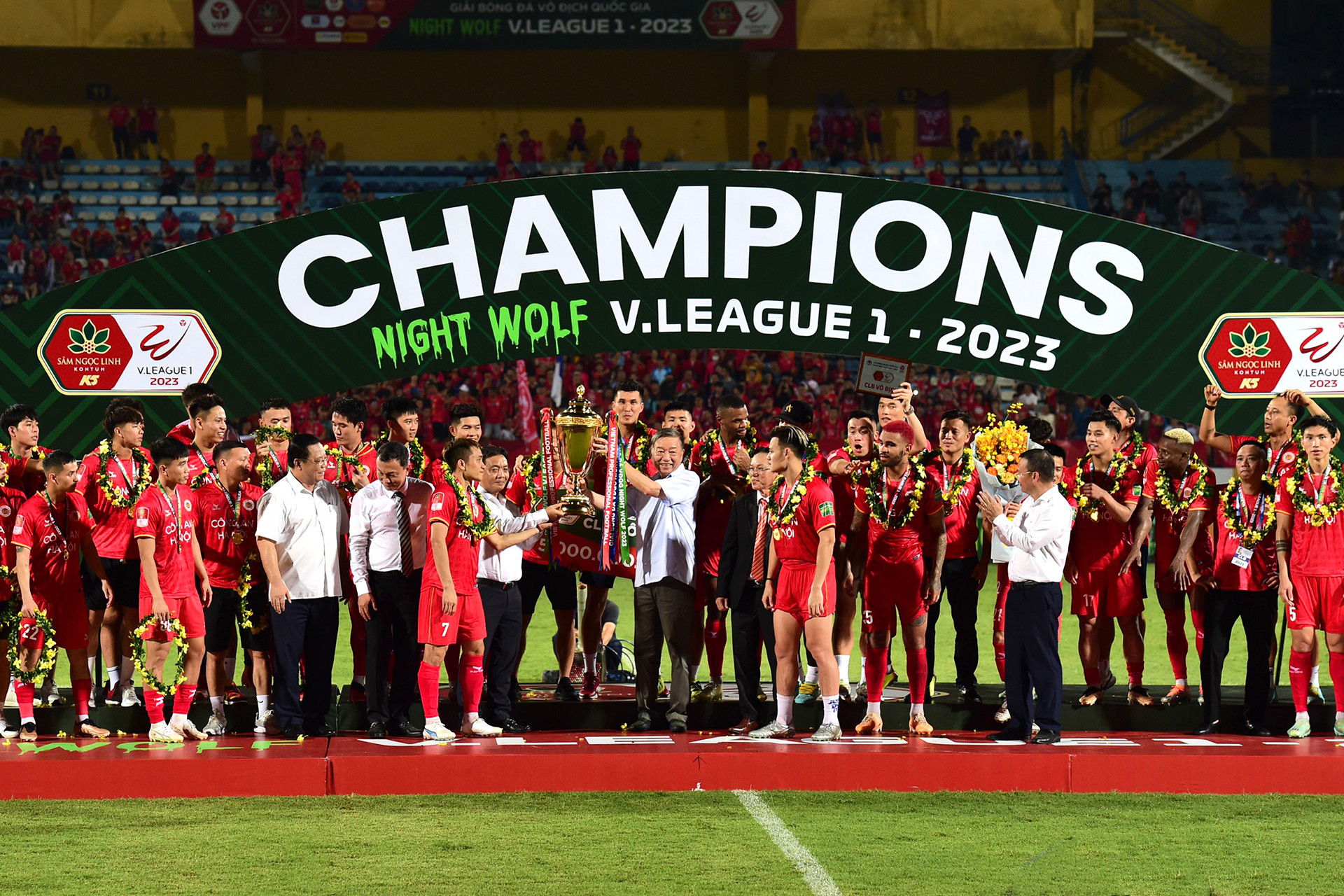 Đại tướng Tô Lâm, Ủy viên Bộ Chính trị, Bộ trưởng Công an nâng cao Cúp vô địch cùng các thành viên câu lạc bộ Công an Hà Nội.