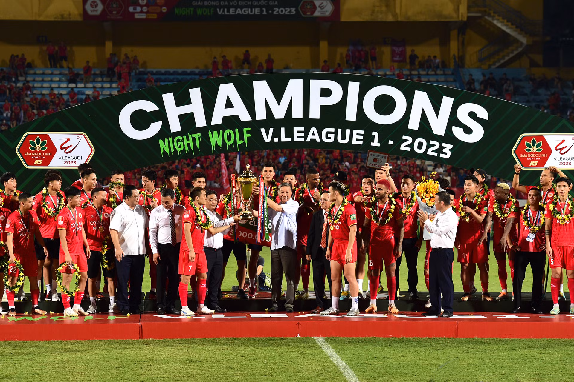 Đại tướng Tô Lâm, Ủy viên Bộ Chính trị, Bộ trưởng Công an nâng cao Cúp vô địch cùng các thành viên câu lạc bộ Công an Hà Nội.