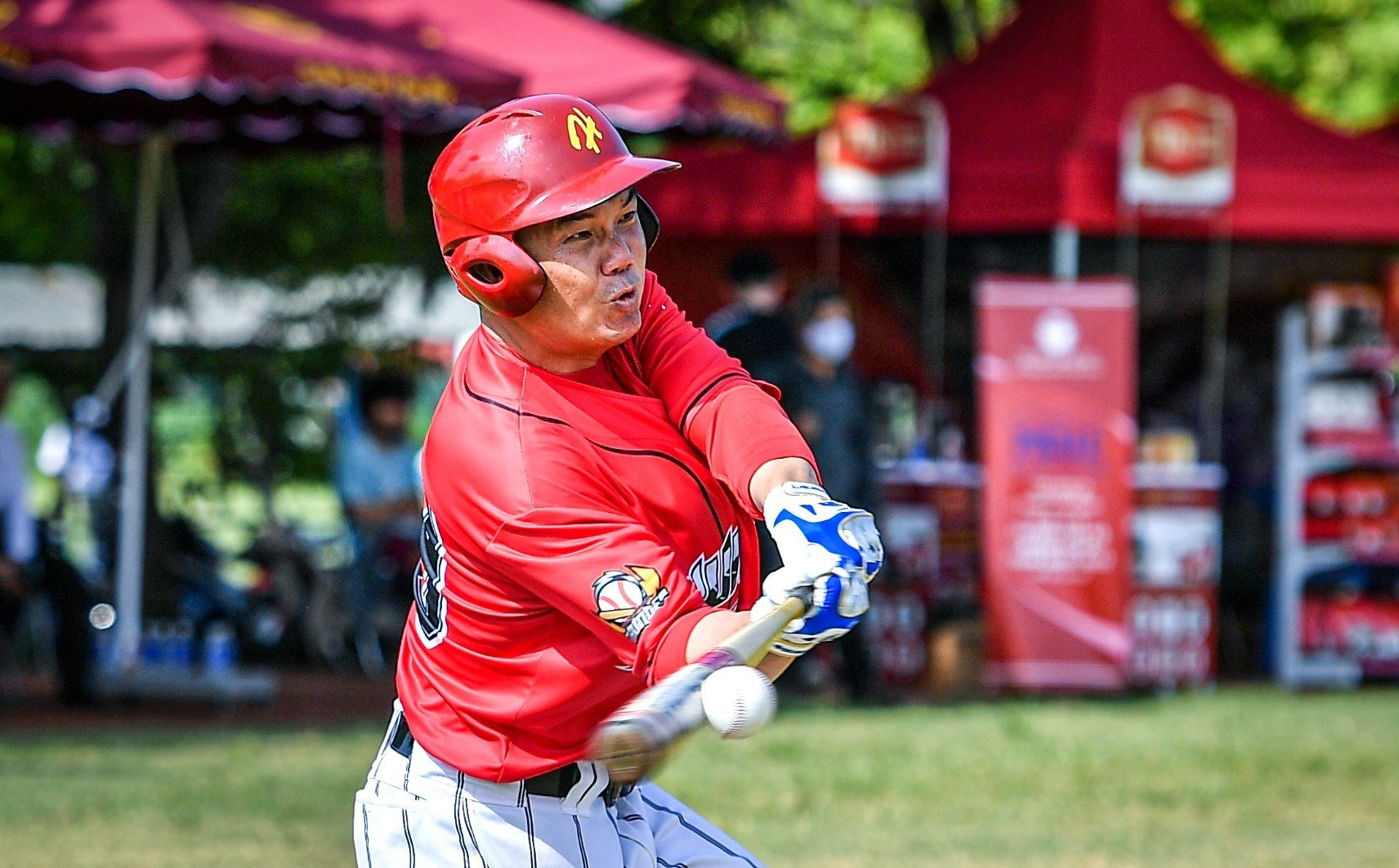 Những cú đánh bóng thể hiện sức mạnh và sự khéo léo của vận động viên.