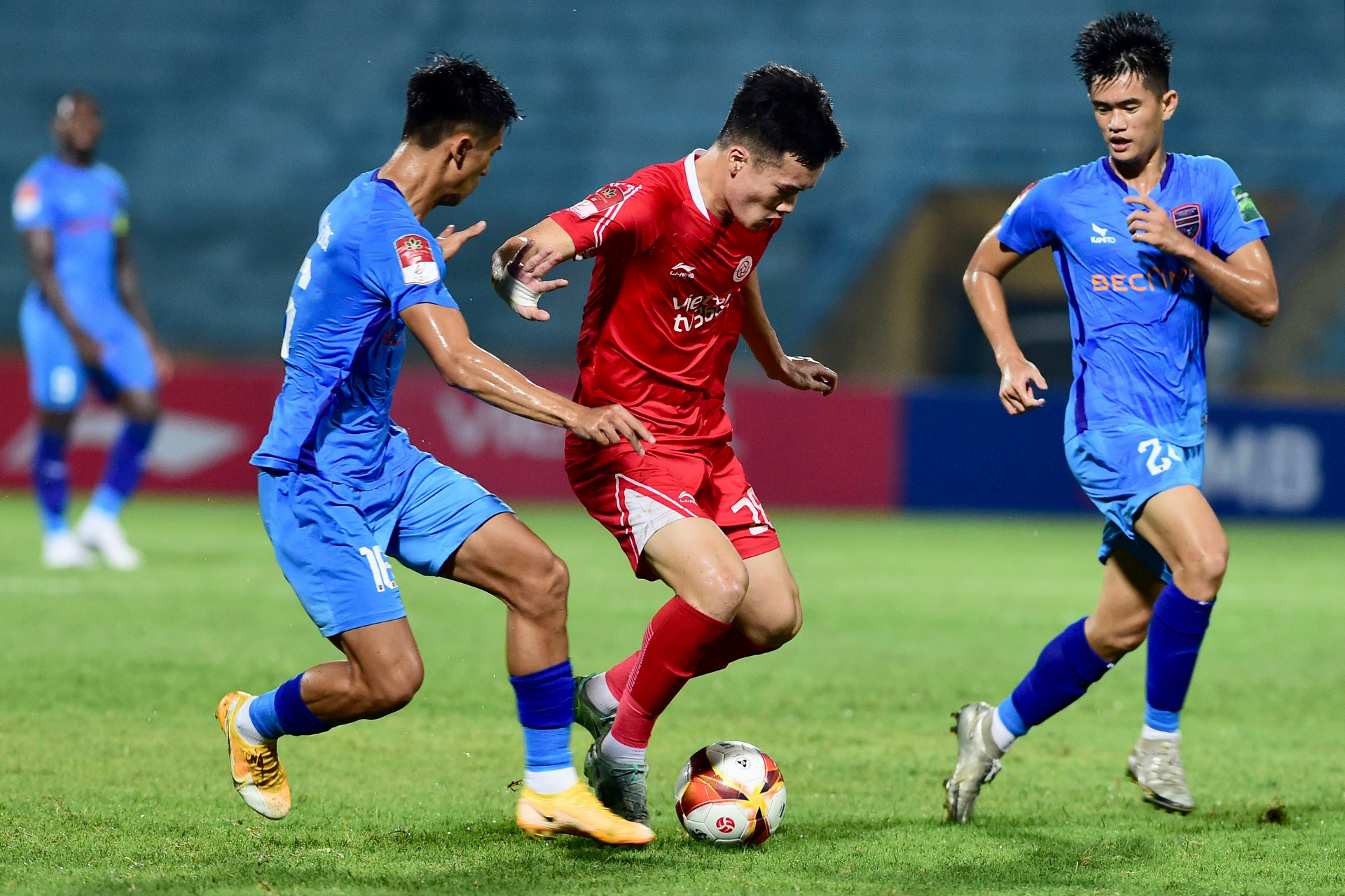 Có bàn thắng, Viettel chơi khởi sắc hơn hẳn.