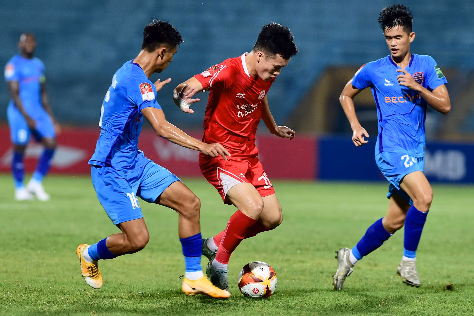 Có bàn thắng, Viettel chơi khởi sắc hơn hẳn.