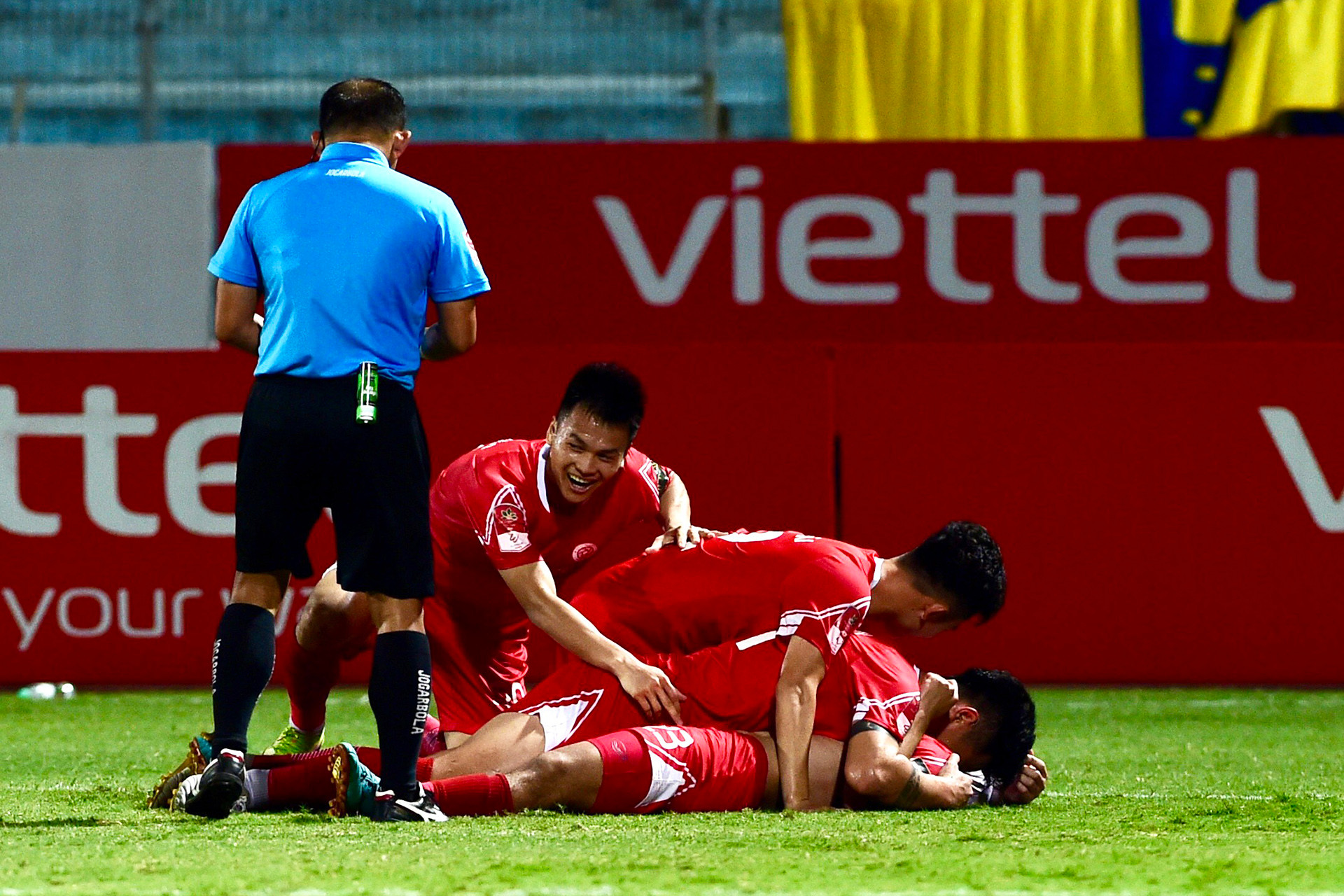 Sang Hiệp 2, Viettel bất ngờ có bàn thắng nhân đôi cách biệt do công của Nhâm Mạnh Dũng ngay ở phút 52.