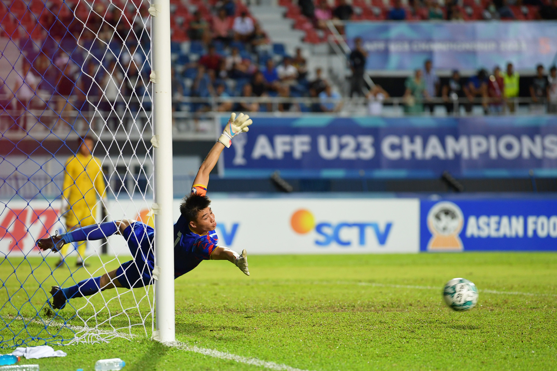 Văn Chuẩn bay người cản phá.