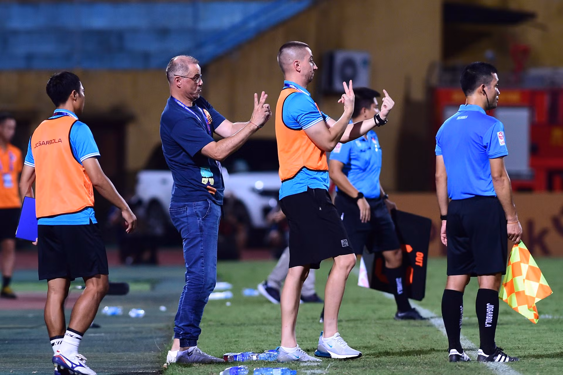 Ban huấn luyện Hà Nội FC ra gần sân chỉ đạo các cầu thủ. Ban huấn luyện Hà Nội FC ra gần sân chỉ đạo các cầu thủ.