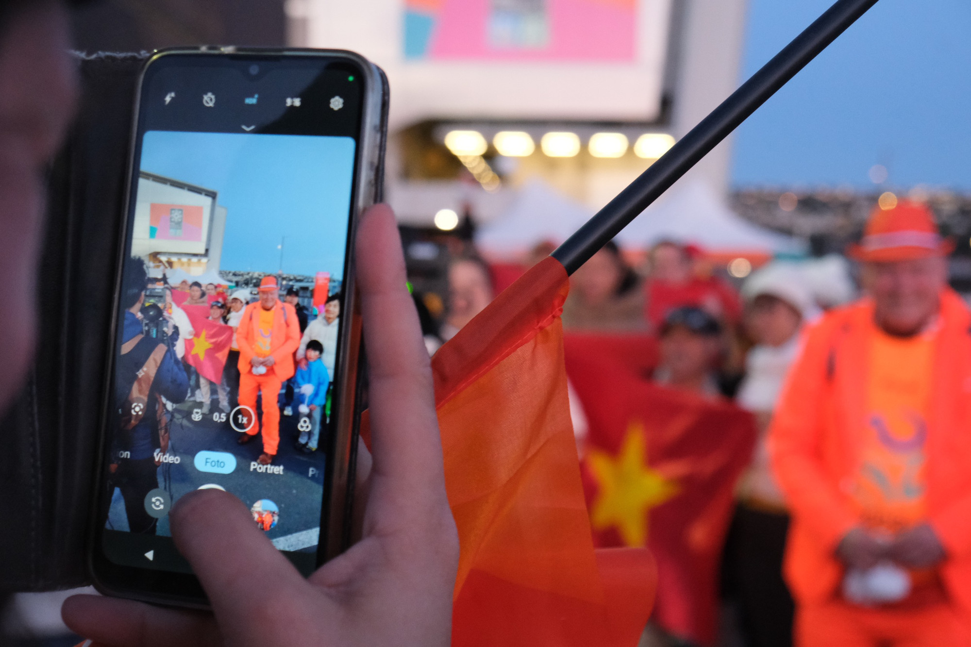 Cổ động viên Việt Nam và Hà Lan hào chung dòng người hướng vào sân vận động Forsyth Barr.