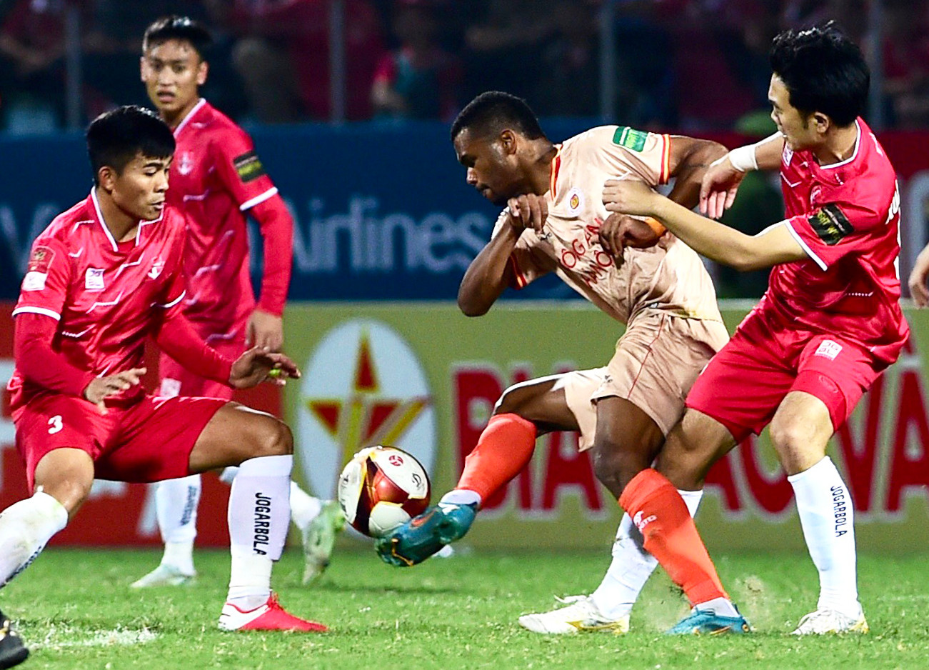 Các cầu thủ áp sát khiến đối phương không có không gian khống chế bóng.