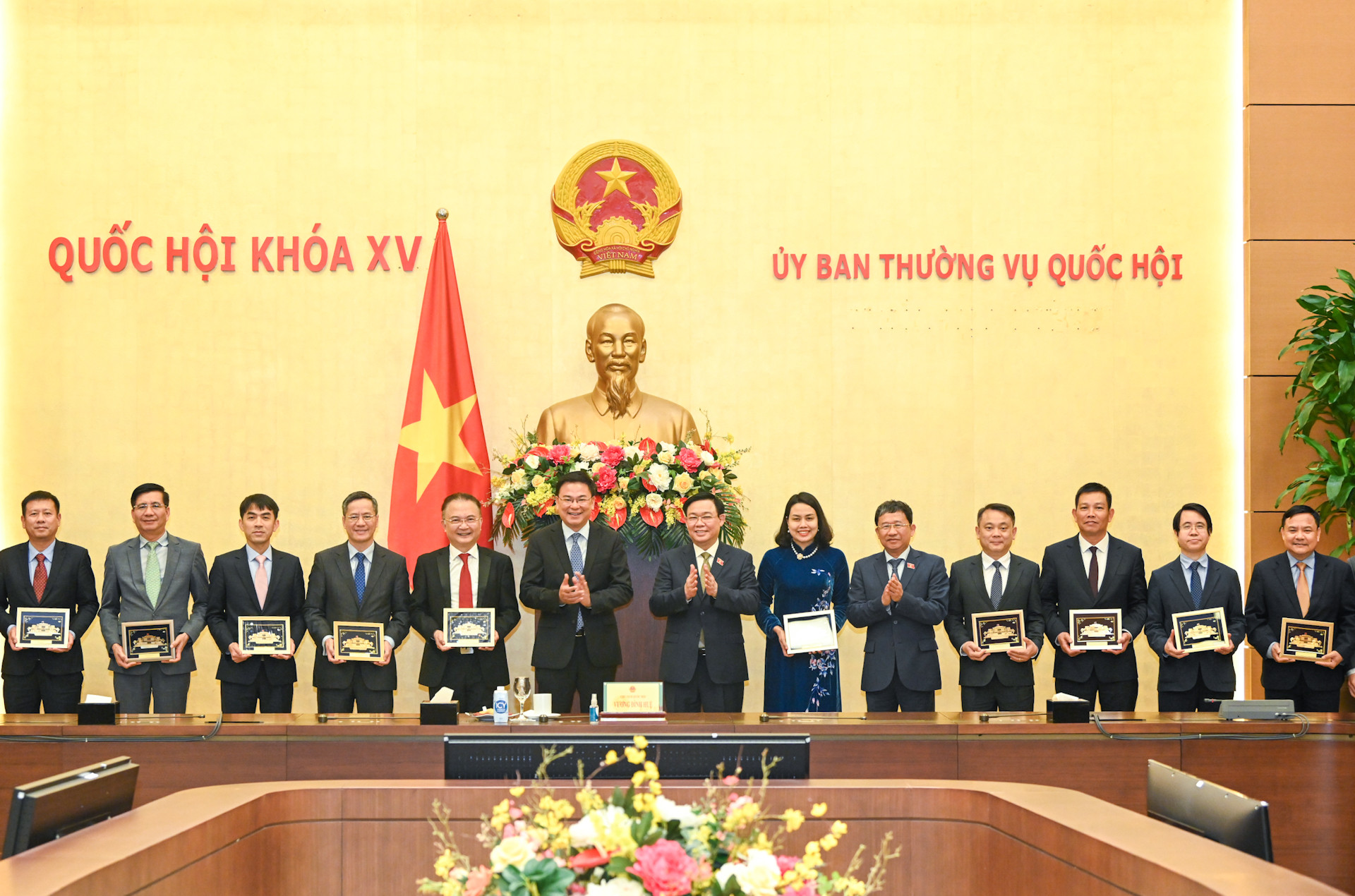 Chủ tịch Quốc hội Vương Đình Huệ tặng quà lưu niệm cho các Trưởng Cơ quan đại diện Việt Nam tại buổi tiếp.