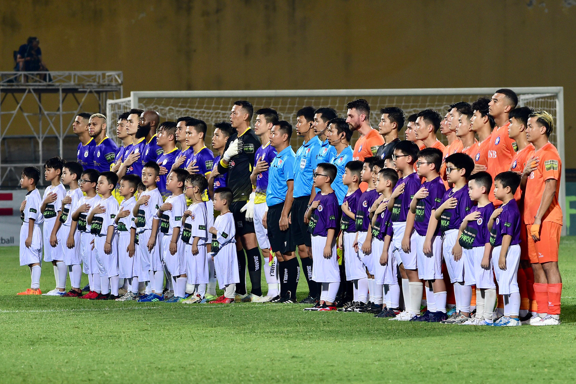 Đội hình xuất phát của hai đội. Đội hình xuất phát của hai đội.