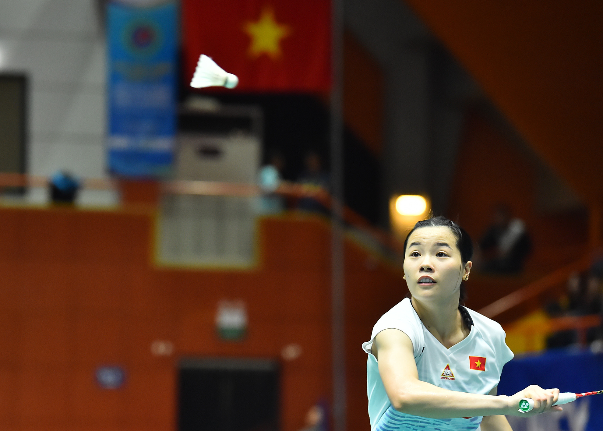 Tay vợt chủ nhà nhanh chóng lấy lại sự tập trung và chính xác trong từng đường cầu.