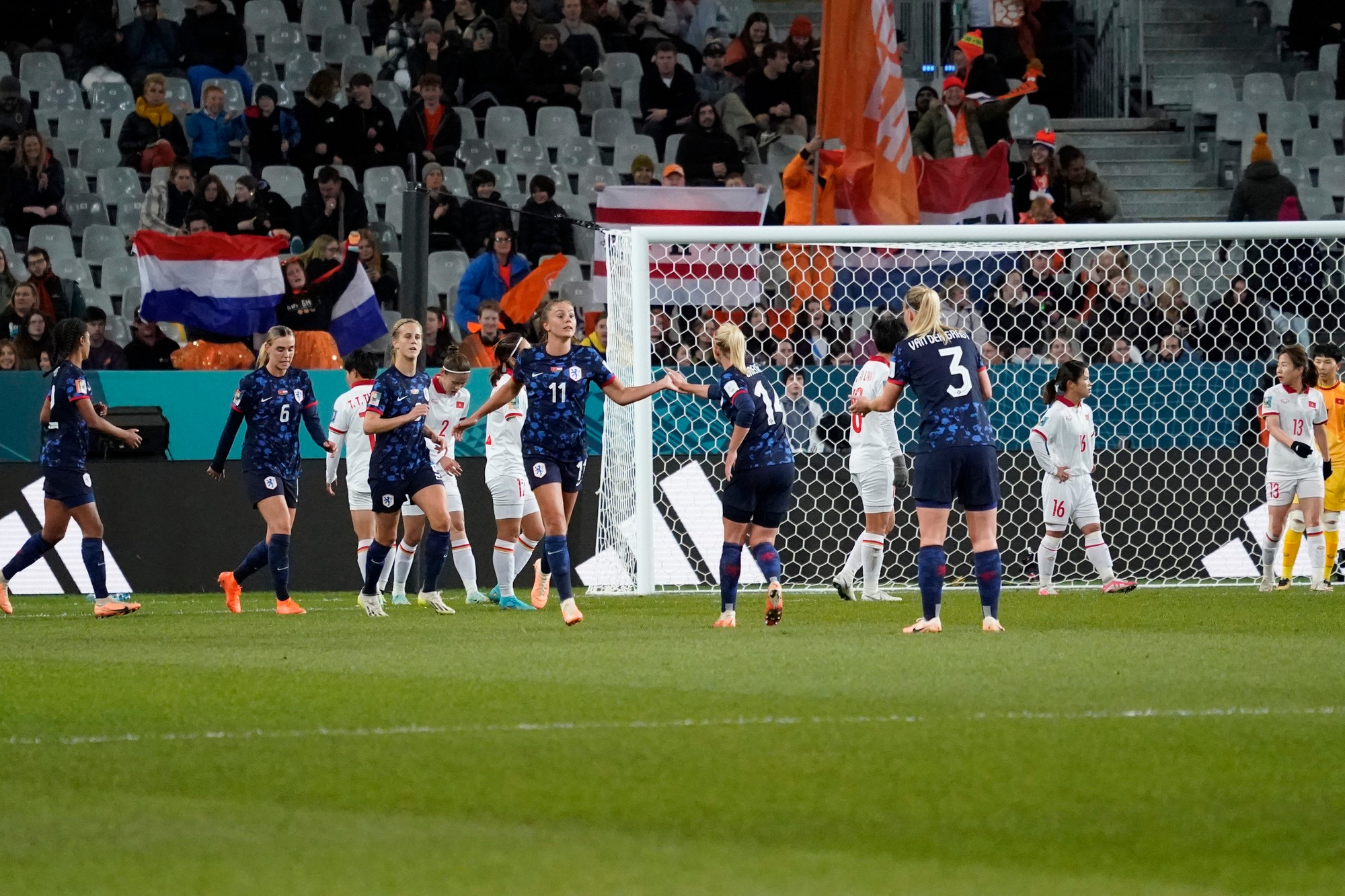 Tuyển nữ Hà Lan tiếp tục dâng cao tấn công và áp sát nhanh, tấn công liên tiếp với nhiều phương án tấn công đa dạng. Phút thứ 23, Trung vệ Dominique Janssen kiến tạo hoàn hảo để Jill Roord đệm bóng dễ dàng vào lưới tuyển nữ Việt Nam. Tuyển nữ Hà Lan tiếp tục dâng cao tấn công và áp sát nhanh, tấn công liên tiếp với nhiều phương án tấn công đa dạng. Phút thứ 23, Trung vệ Dominique Janssen kiến tạo hoàn hảo để Jill Roord đệm bóng dễ dàng vào lưới tuyển nữ Việt Nam.
