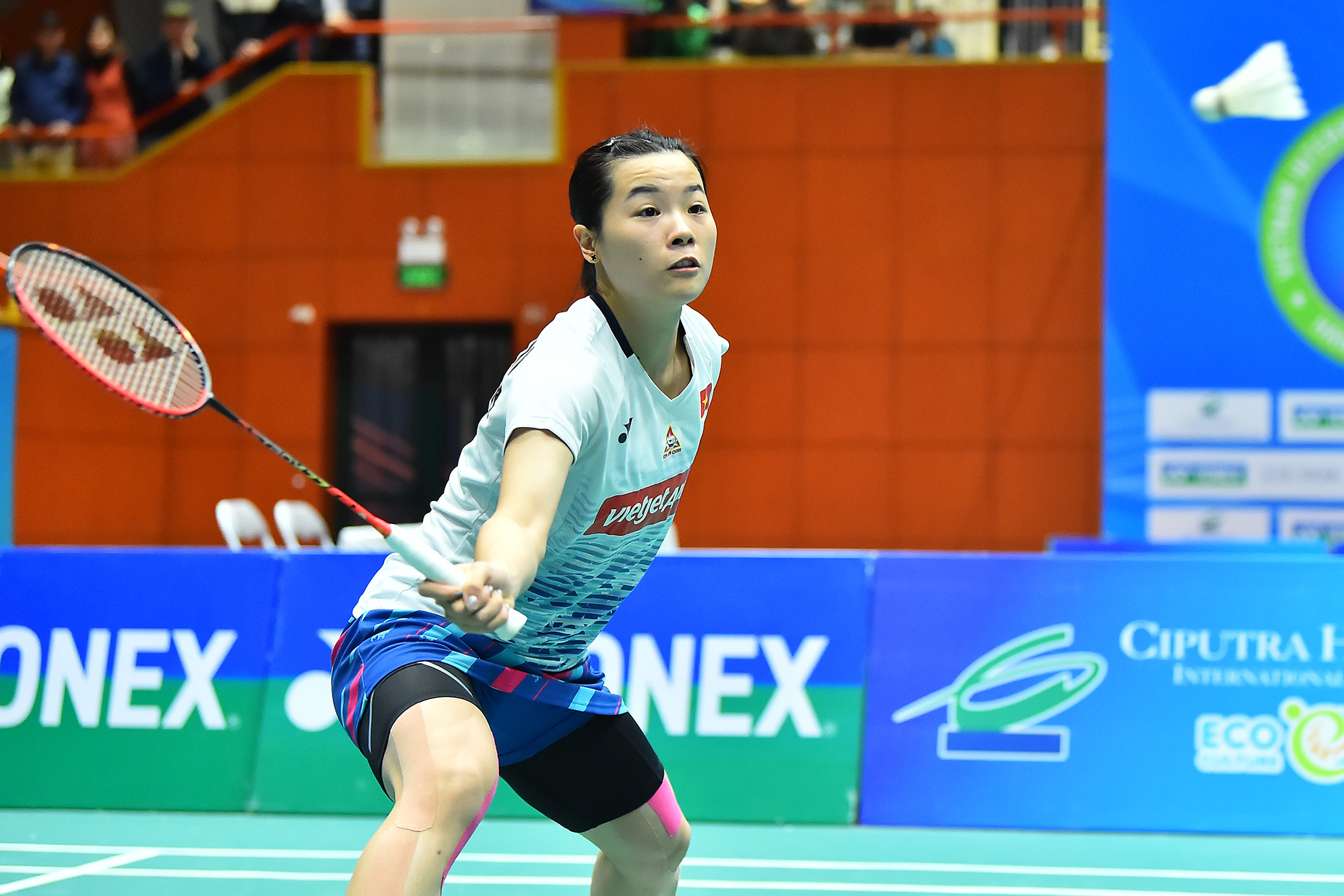 Tay vợt chủ nhà lựa chọn chiến thuật hợp lý, liên tiếp gây khó khăn cho đối phương để ghi điểm.