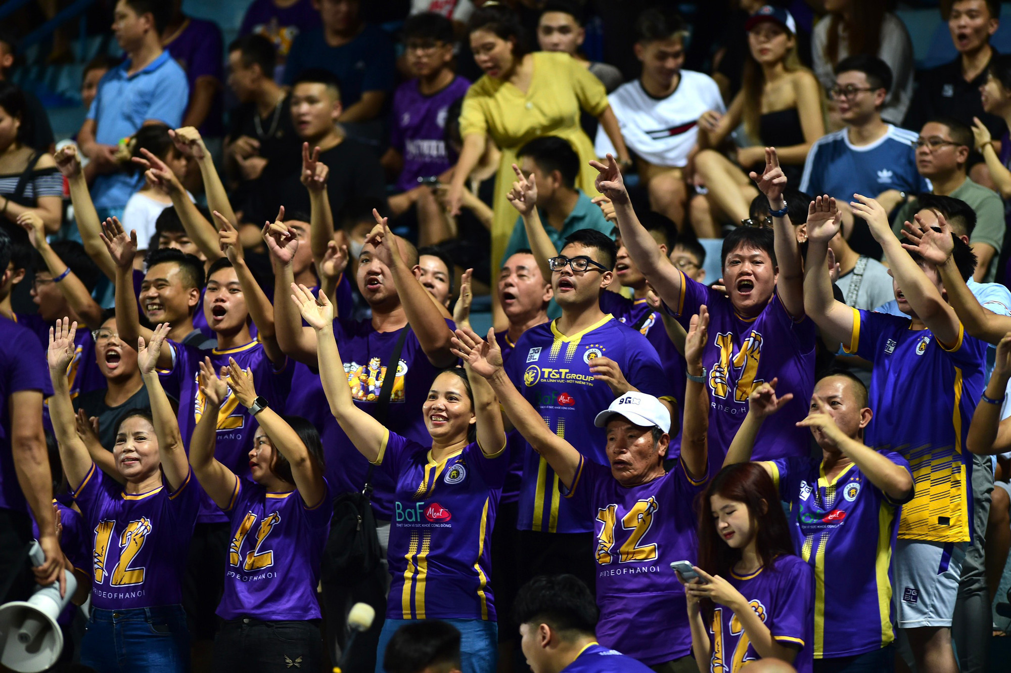 Đồng thanh hô vang tên đội bóng Thủ đô.