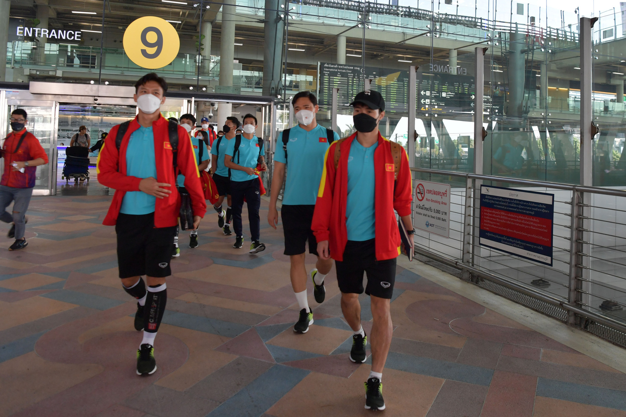 Sau khi tập hợp đủ các thành viên, HLV Park Hang-seo thúc giục các cầu thủ nhanh chóng ra xe.